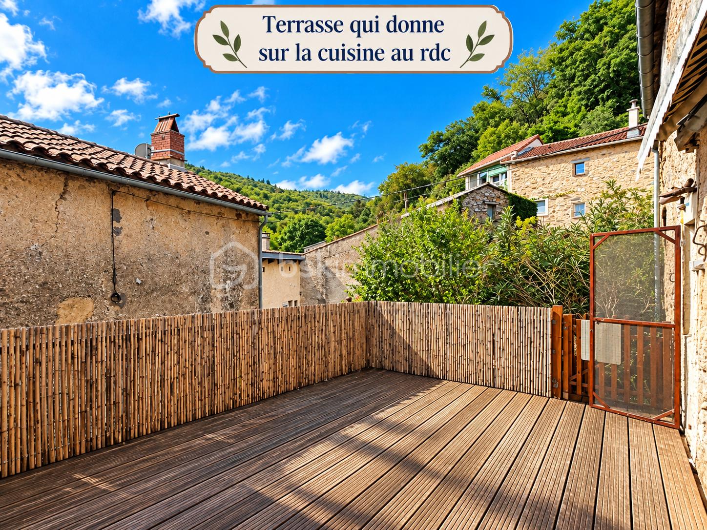 Terrasse ensoleillée sur les collines.png