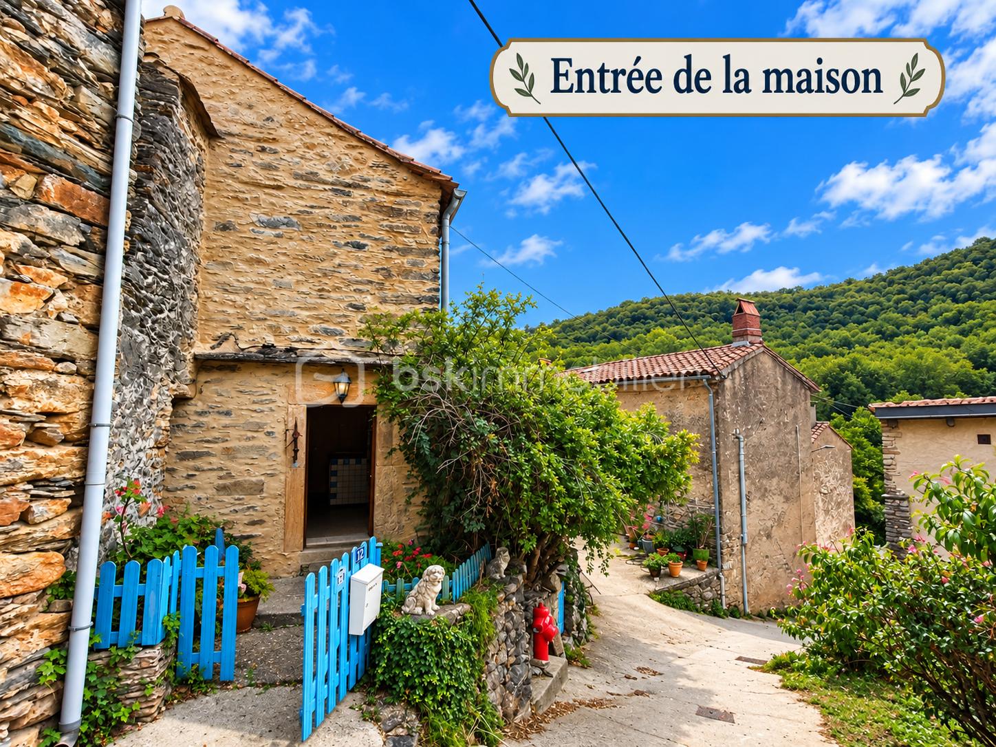 Entrée de maison au village.png