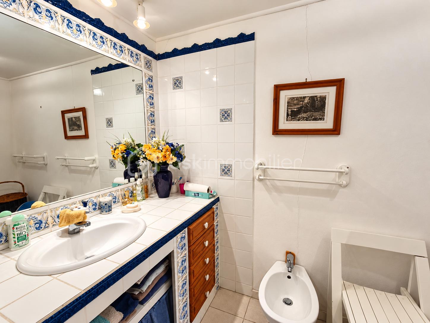 Salle de bain méditerranéenne aux accents bleus.png