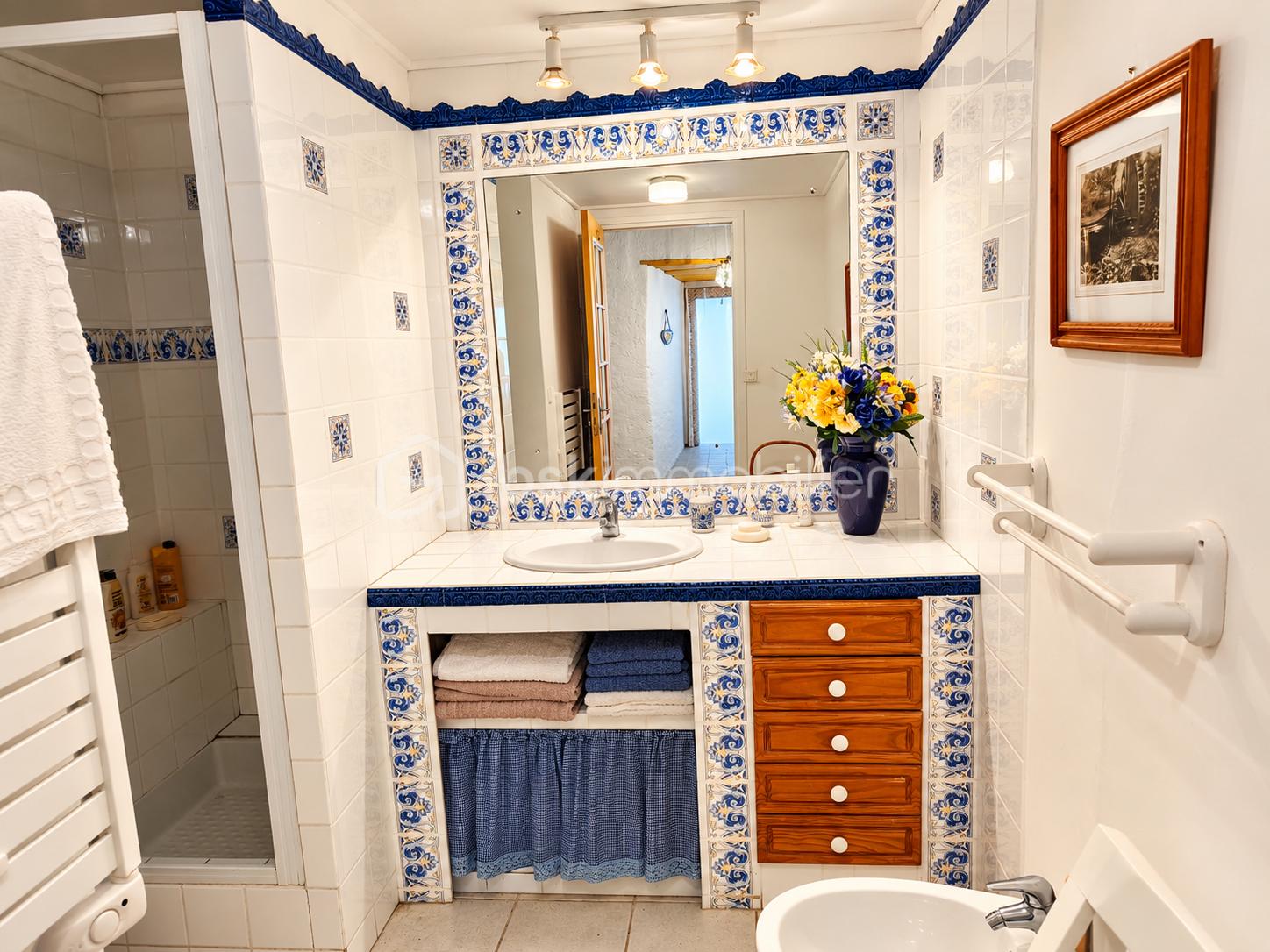 Salle de bains méditerranéenne bleue et blanche.png