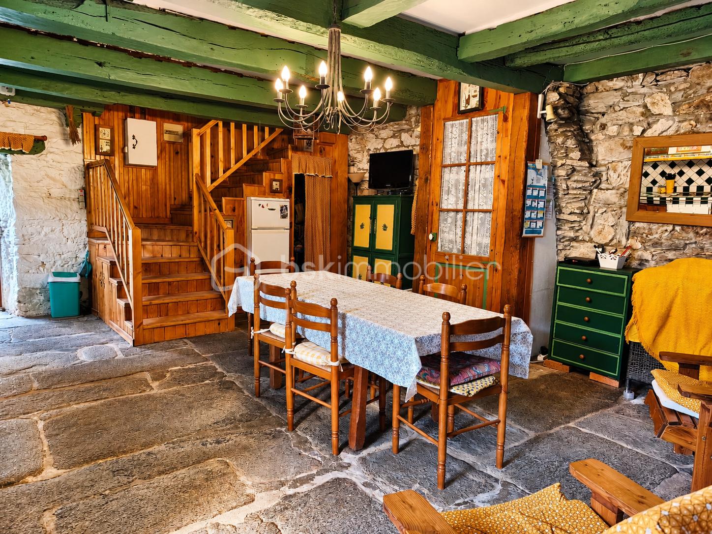 Salle à manger rustique sous chandelier.png