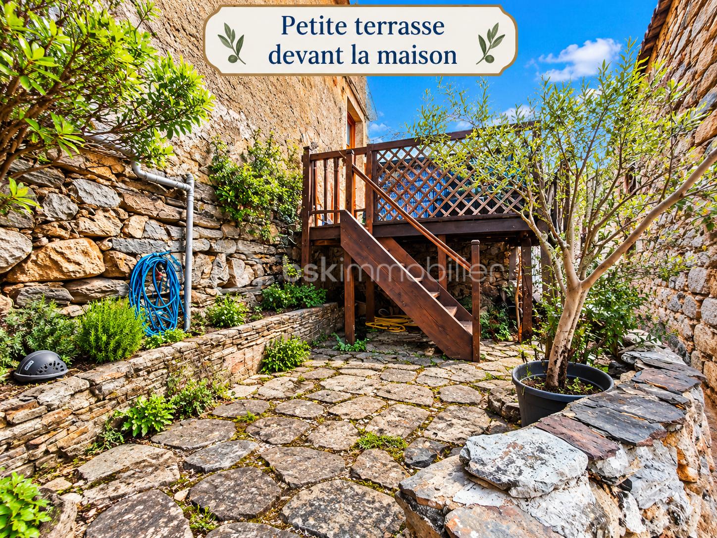 Petite terrasse fleurie devant la maison.png