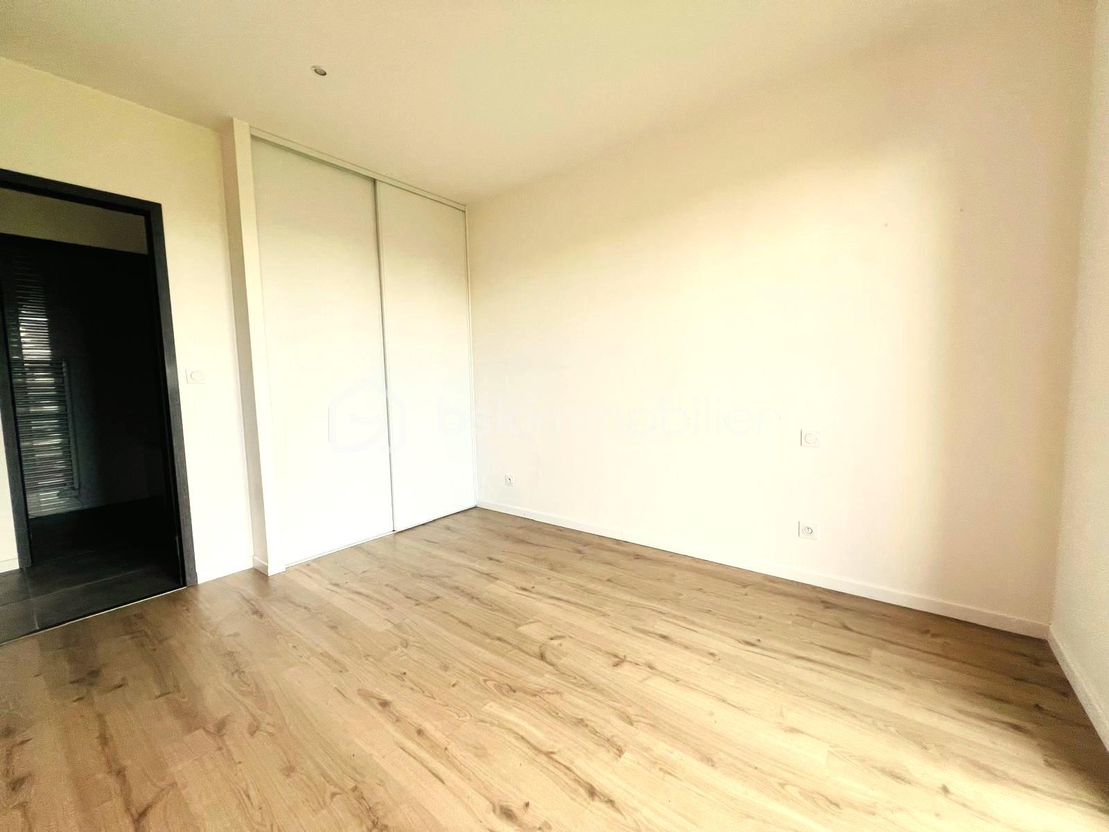 CHAMBRE PORTE FENETRE .jpg