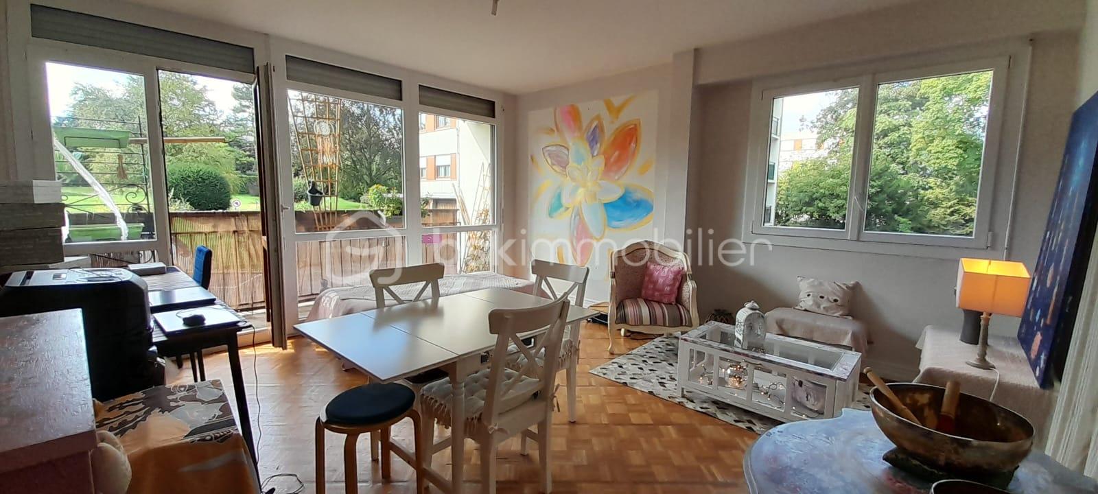 Appartement de 78,70 m² - séjour et vue magnifique sur le parc.jpg