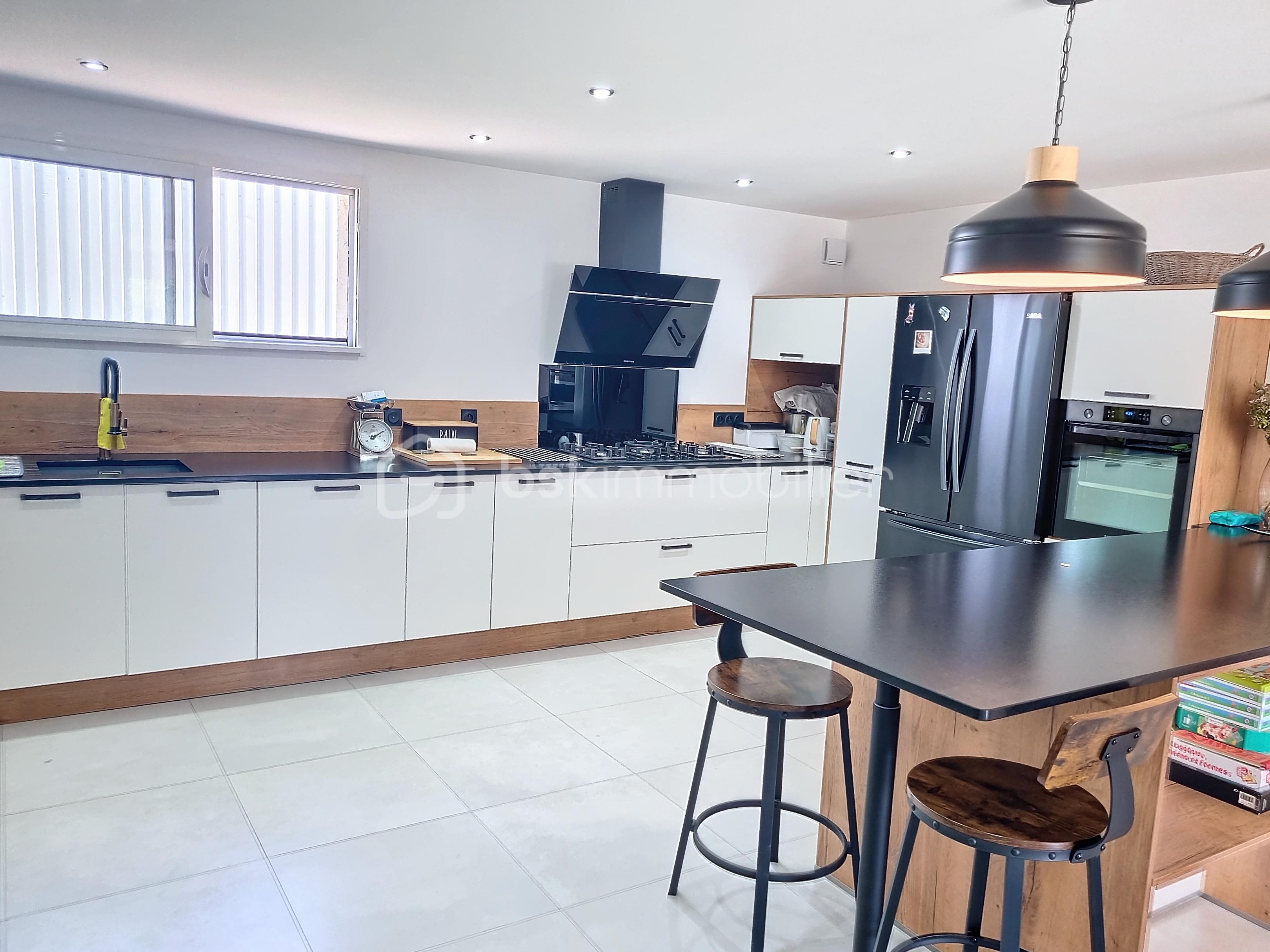 Maison de 232 m² - aYVNsVk9RMEUtMjAyNDA1MjMwNzUzNDk_20240523104403_50279_9ccc207.jpg