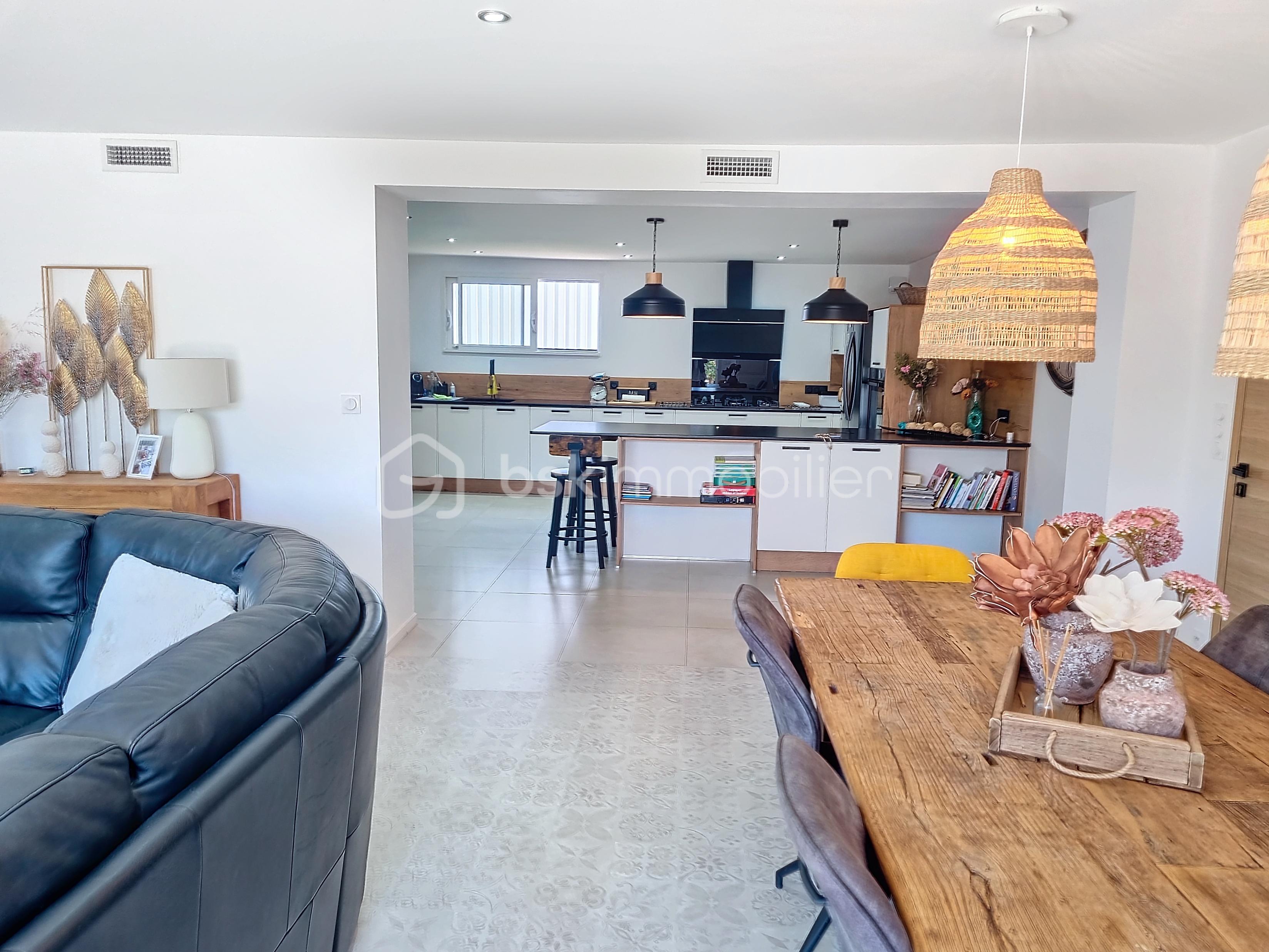 Maison de 232 m² - aYVNsVk9RMEUtMjAyNDA1MjMwNzUzNDk_20240523104316_99975_9726eb8.jpg