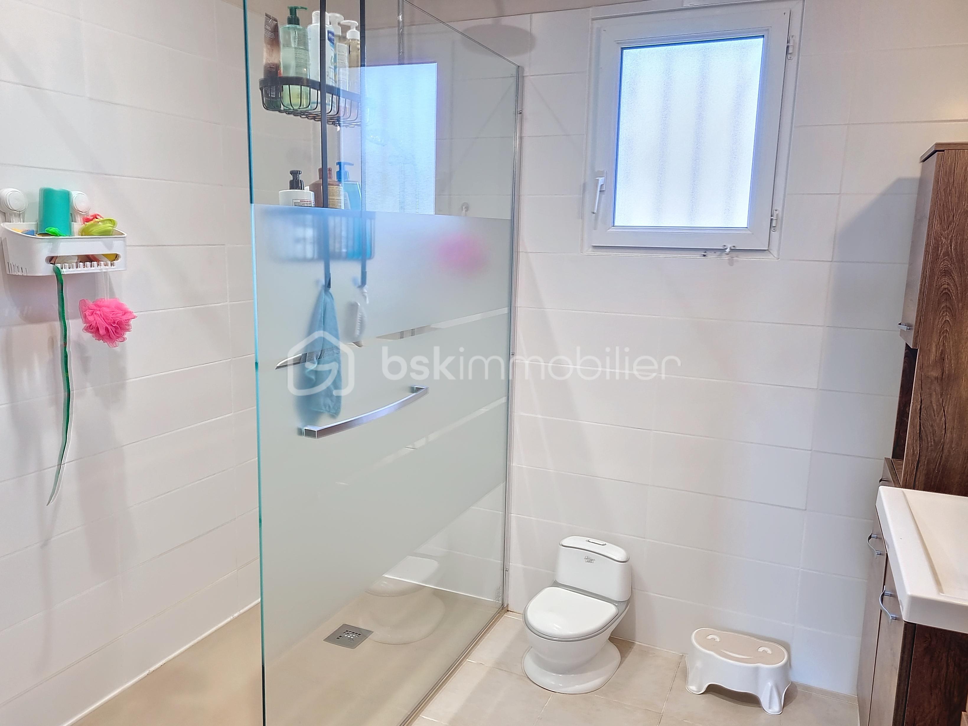 Maison de 232 m² - aYVNsVk9RMEUtMjAyNDA1MjMwNzUzNDk_20240523103538_43547_bfbc4f7.jpg