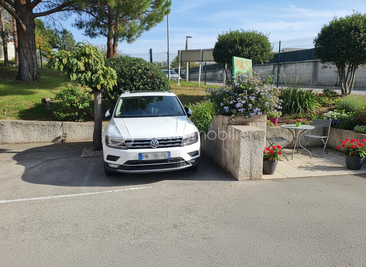 Appartement de 76,08 m² - parking immat floutée.jpg