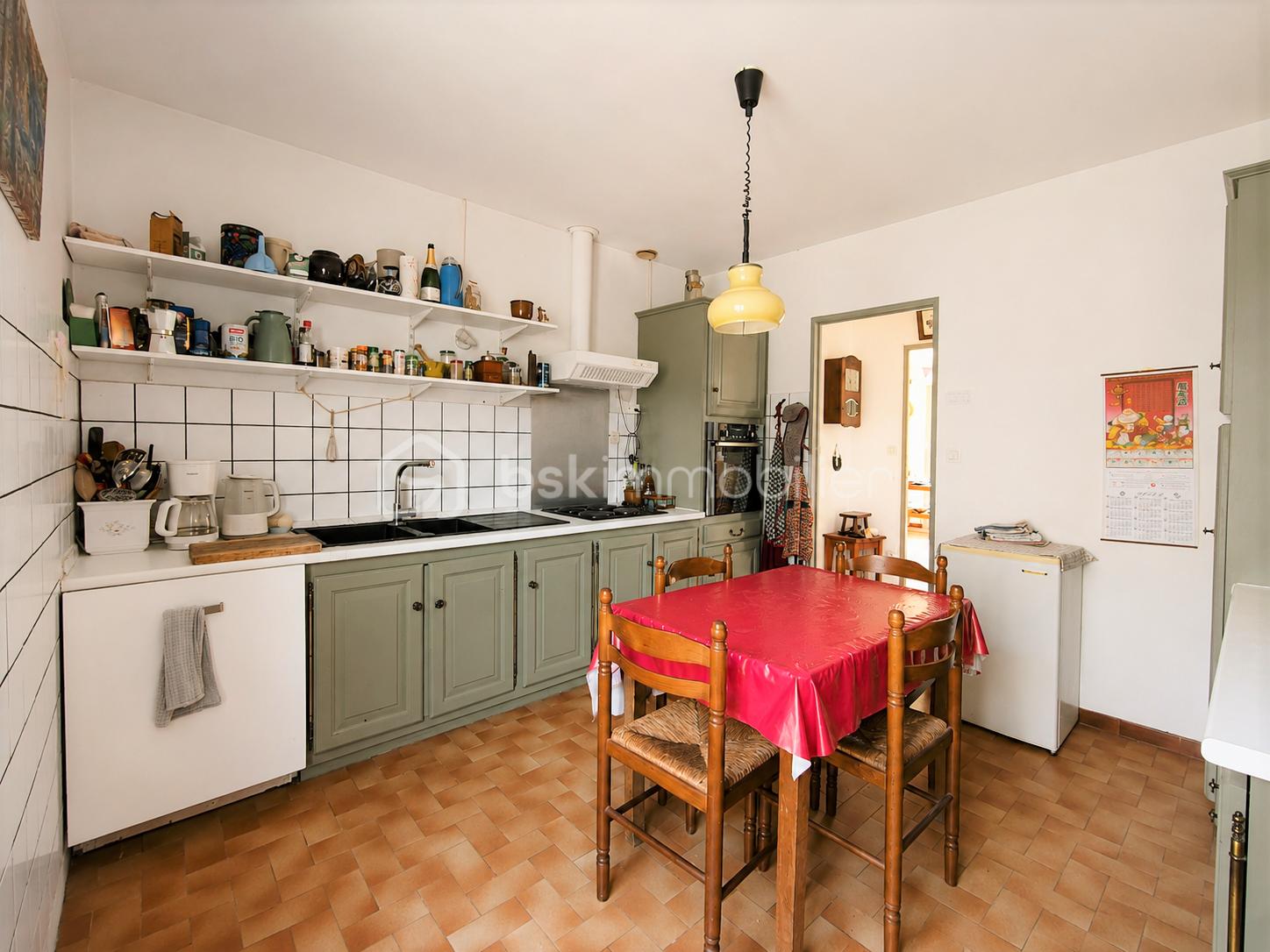 Cuisine rustique chaleureuse à table rouge.png