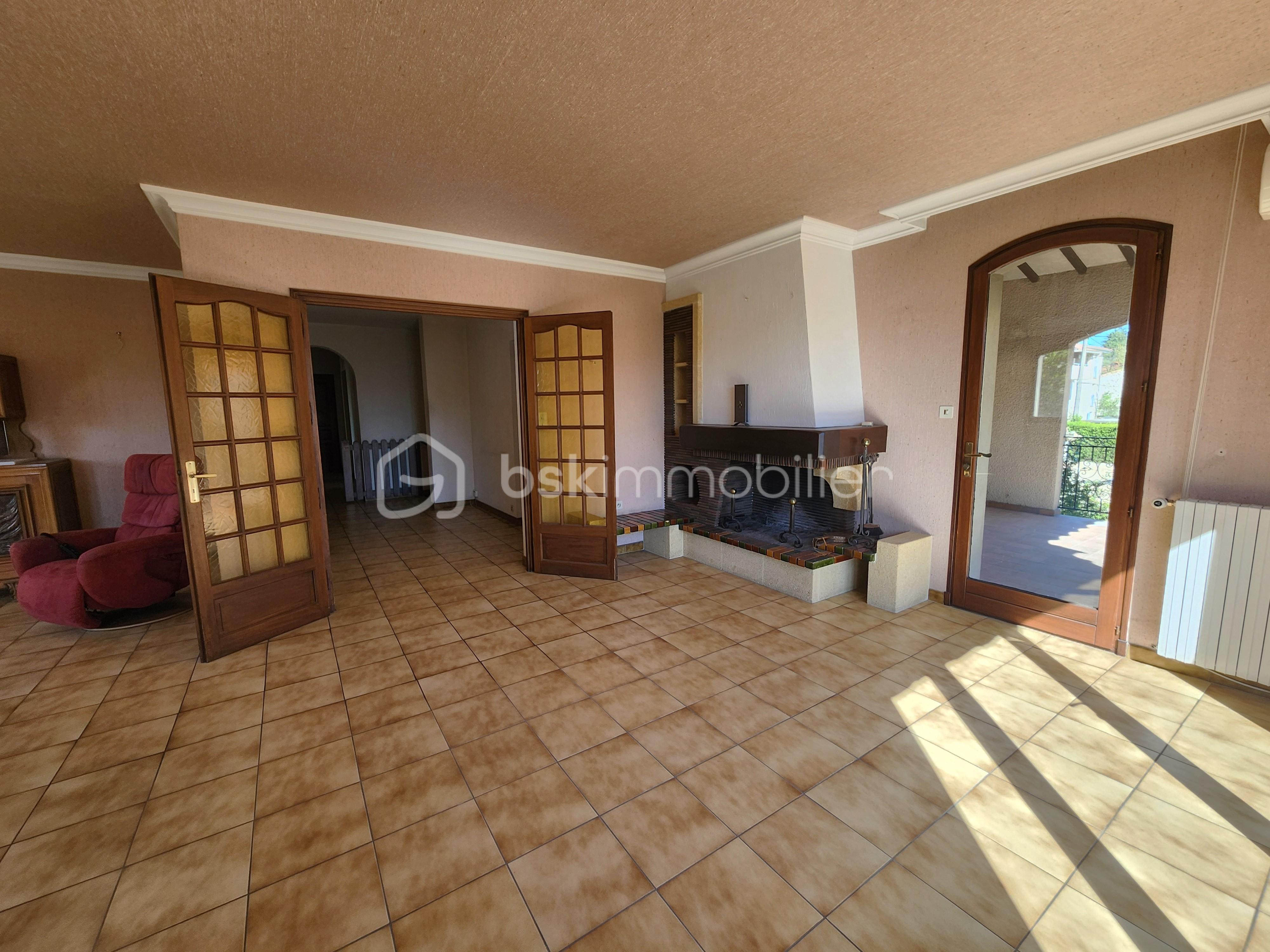 Propriete de 270 m² - Etage Séjour vue cheminée et couloir.jpg