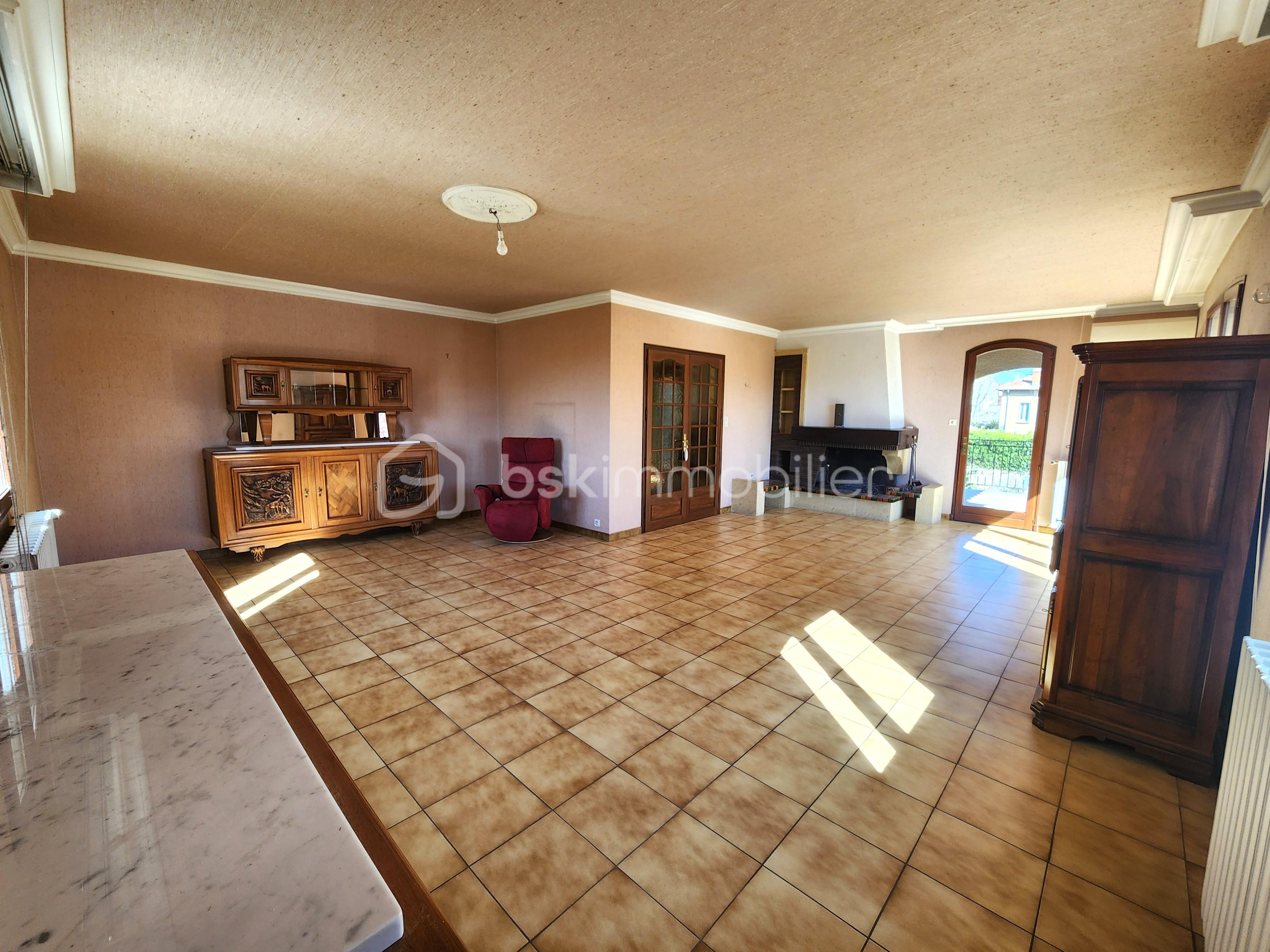 Propriete de 270 m² - Etage Séjour vue cheminée.jpg