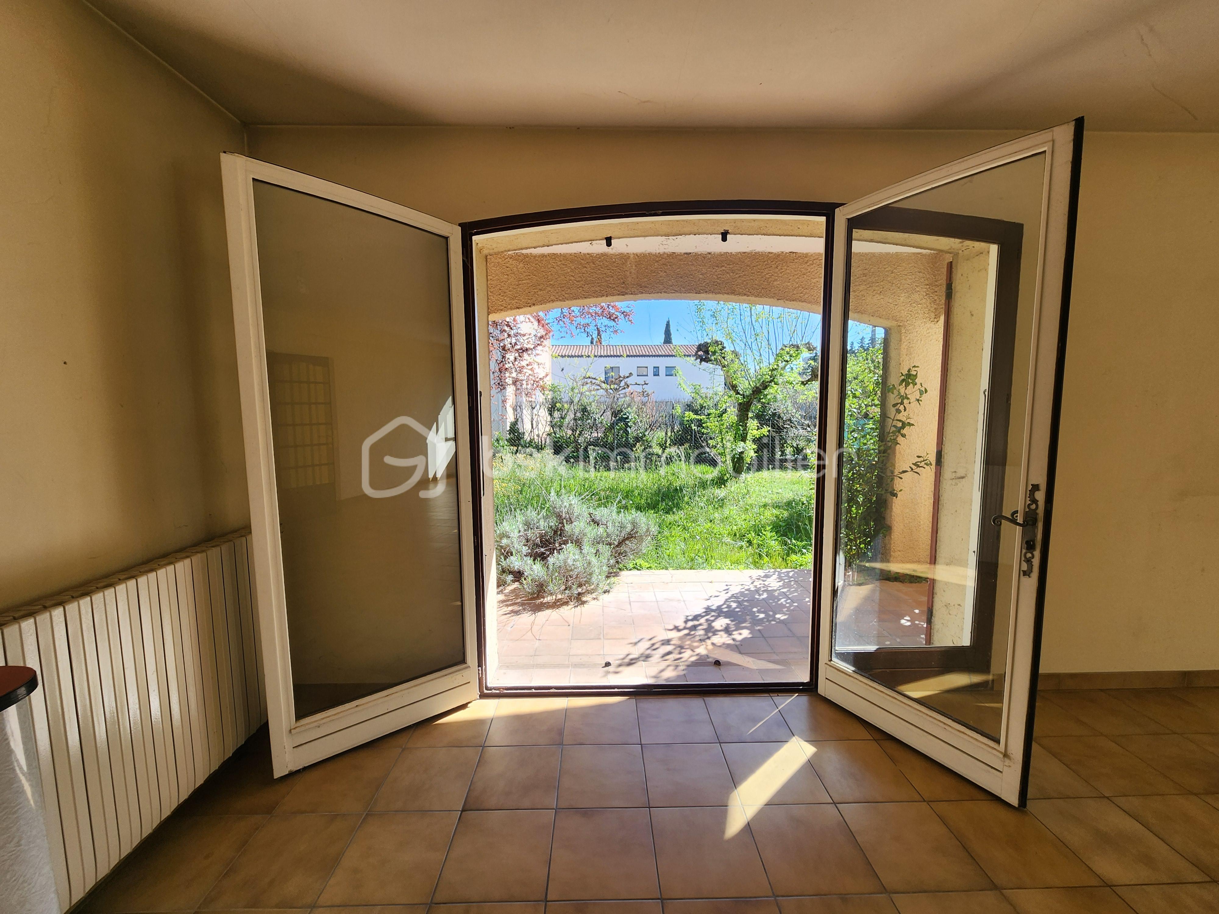 Propriete de 270 m² - RDC Séjour vue porte ouverte sur jardin.jpg