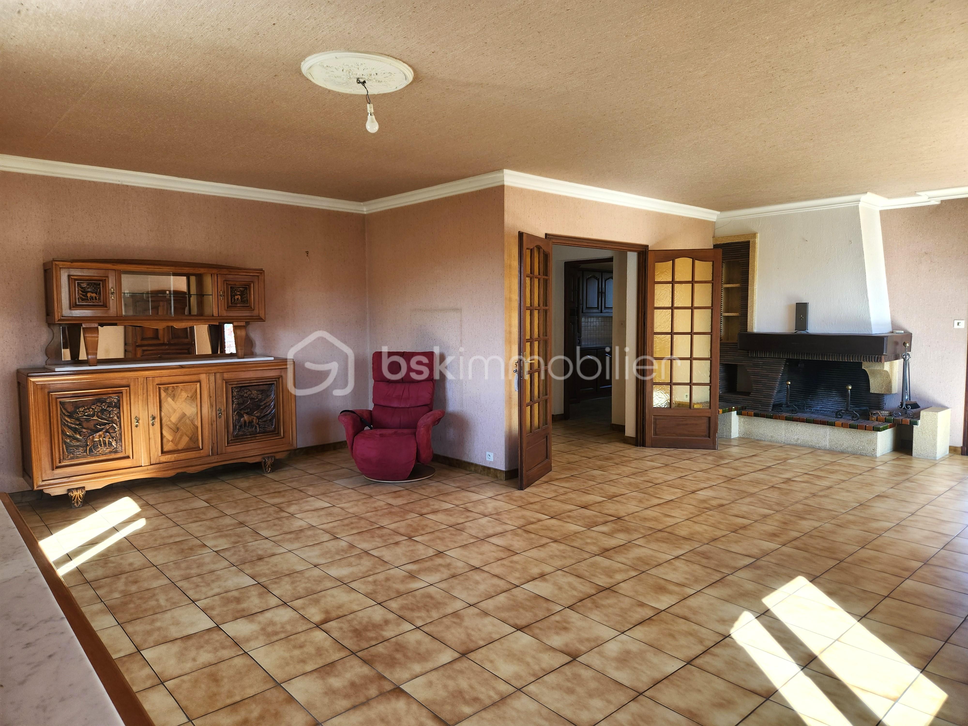 Propriete de 270 m² - Etage Séjour vue cheminée proche.jpg