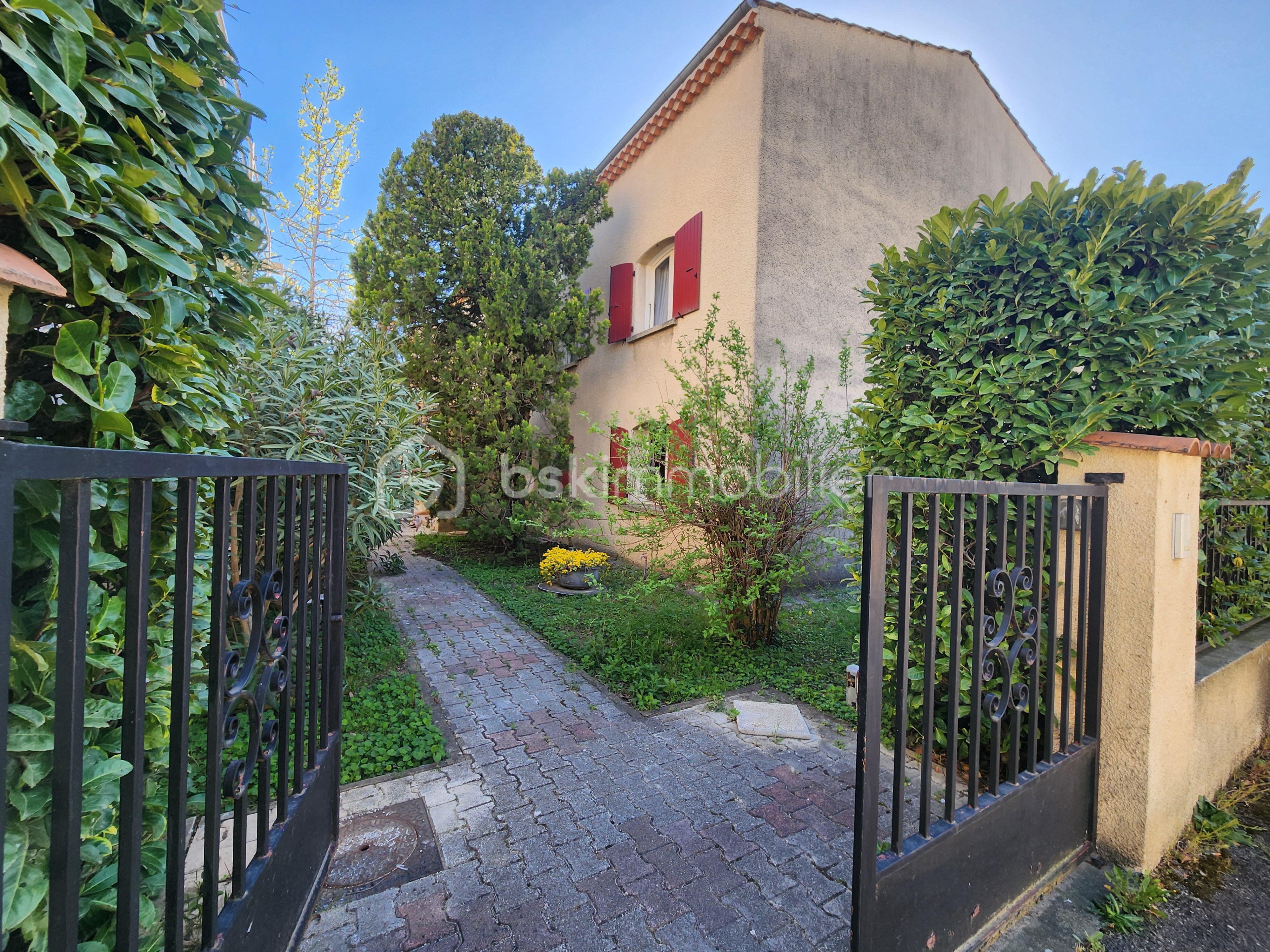 Propriete de 270 m² - Entrée portail.jpg