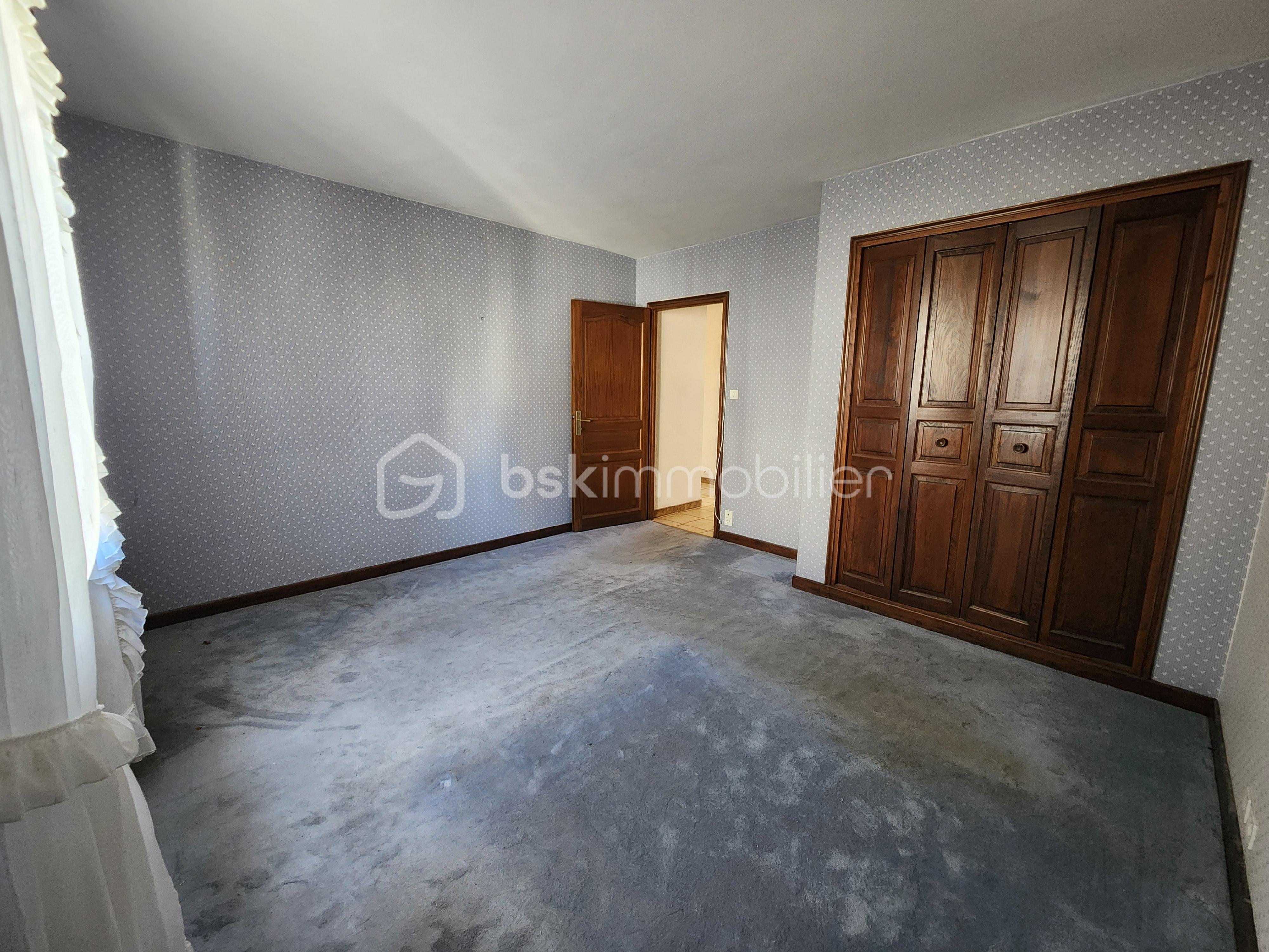Propriete de 270 m² - Etage chambre 3 vue placard.jpg