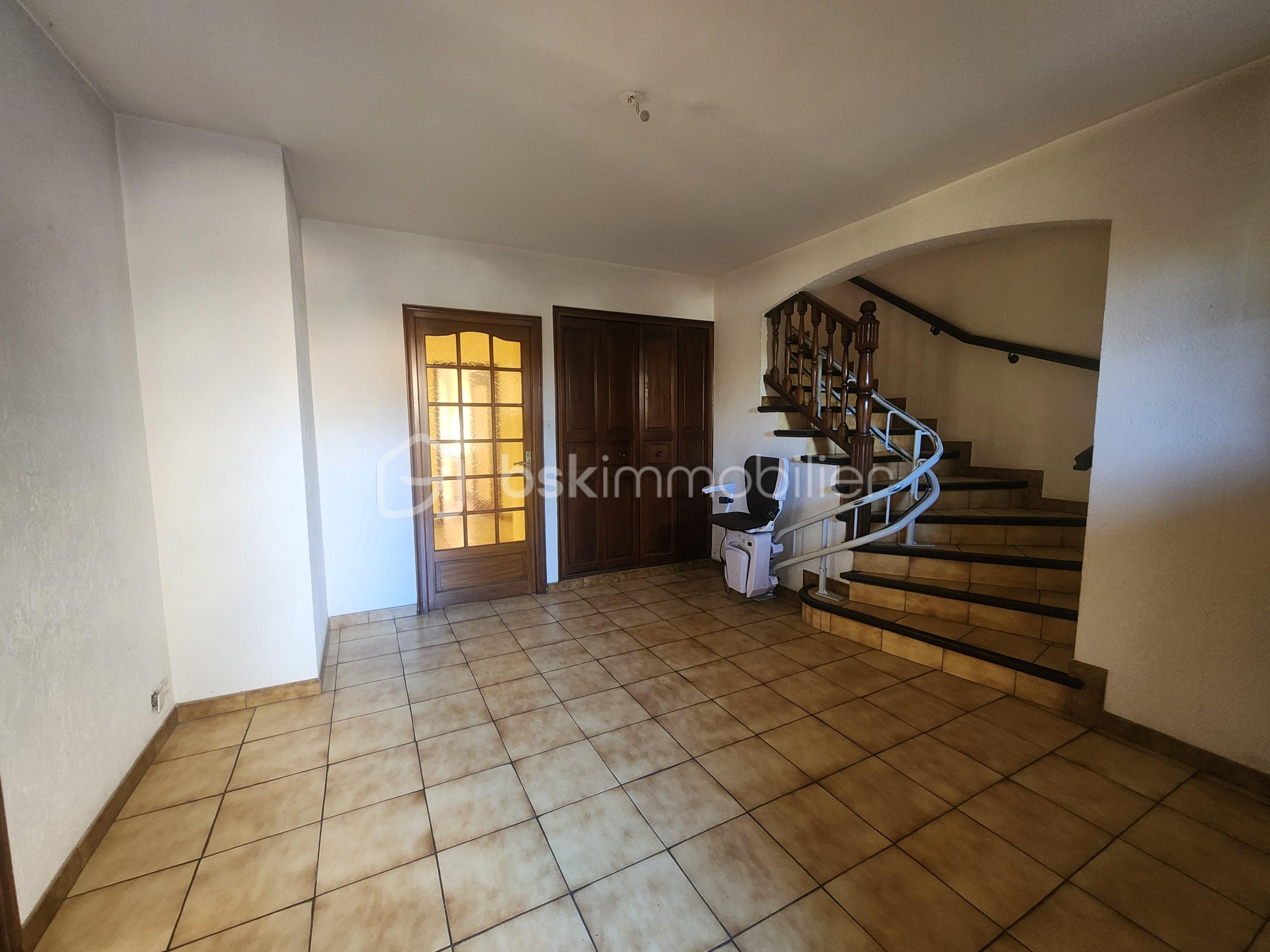 Propriete de 270 m² - Entrée Hall vue monte escalier.jpg