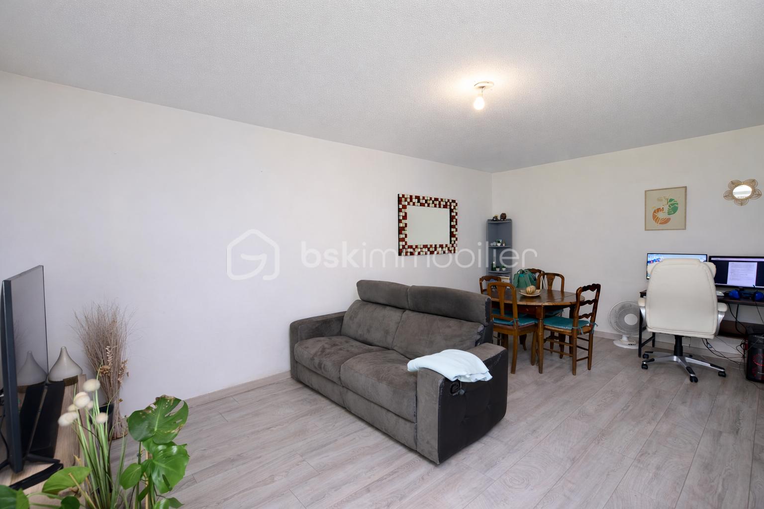 Salle de séjour moderne et lumineuse.png