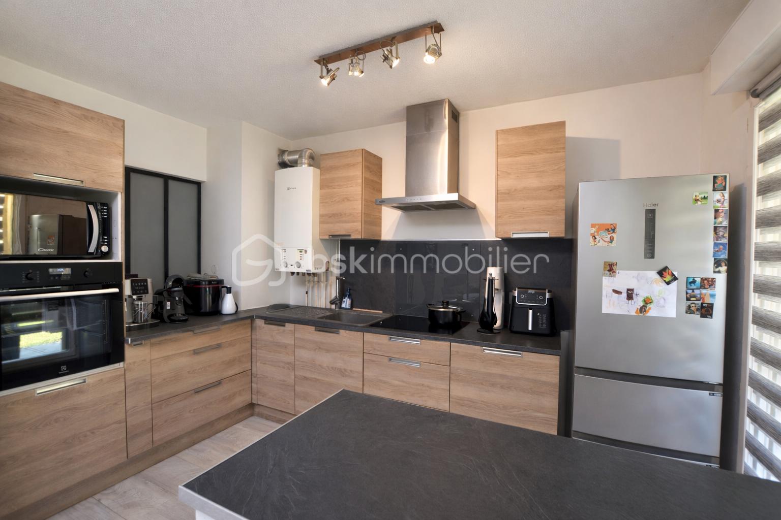 Cuisine moderne et fonctionnelle lumineuse.png