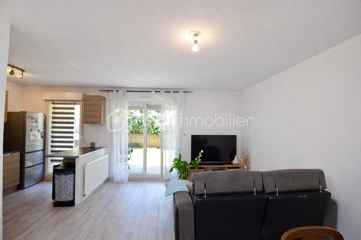 Salon moderne avec vue sur jardin.png