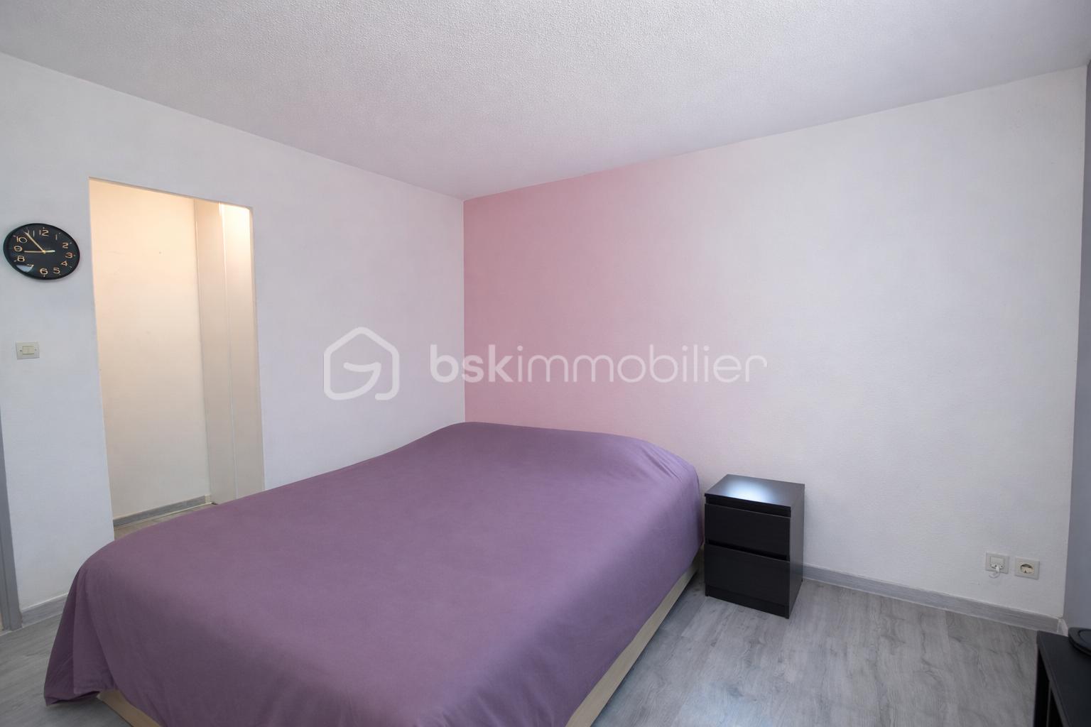 Chambre lumineuse avec accents pastel.png