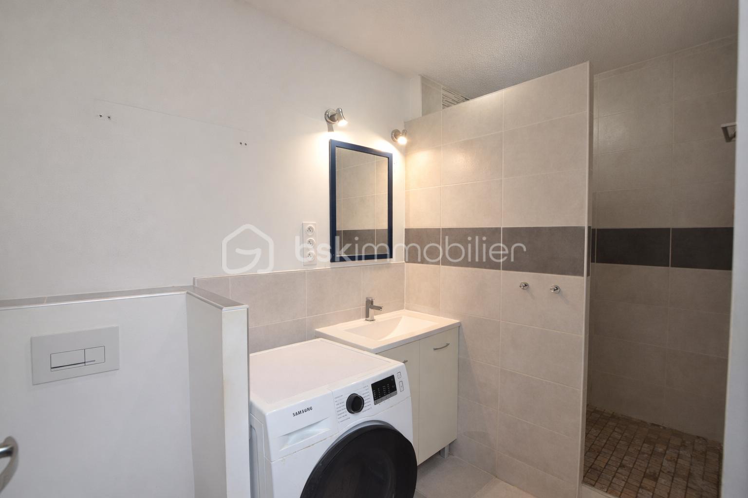 Salle de bain moderne et épurée.png