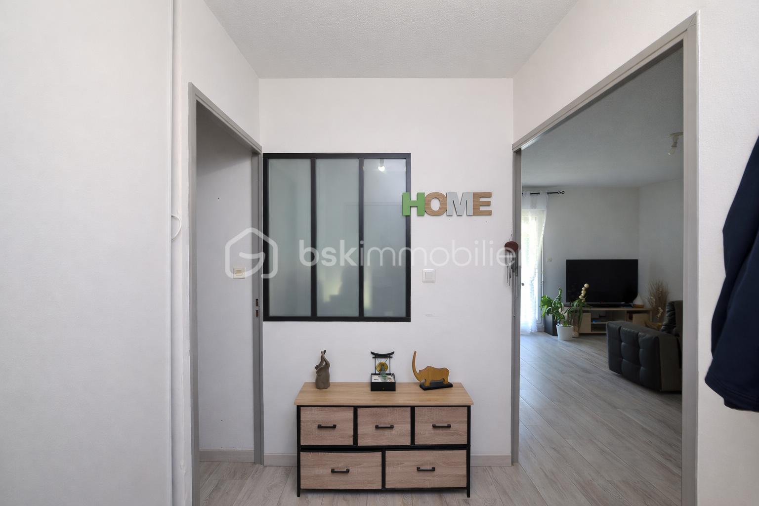 Couloir moderne et lumineux avec décoration.png