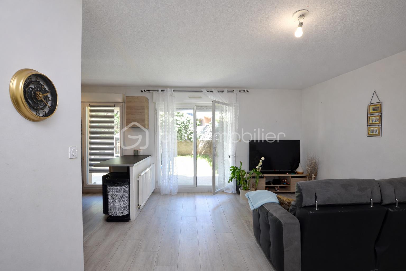 Salon moderne et lumineux avec horloge(1).png