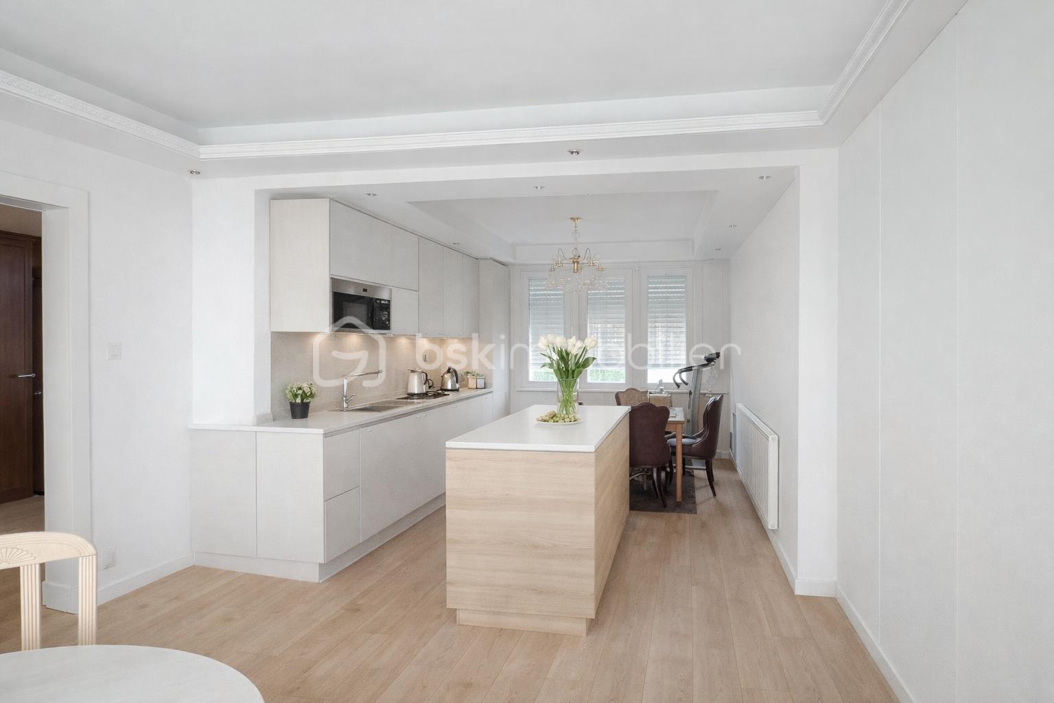 Cuisine moderne avec salle à manger élégante.png