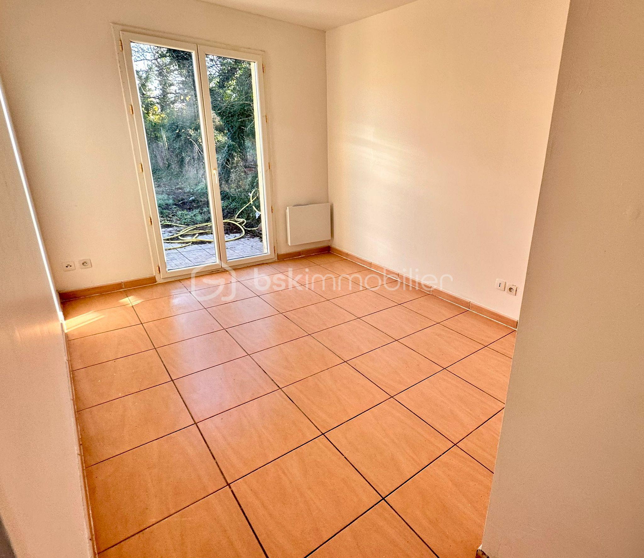Maison de 90 m² - chambre porte fenetre.jpg