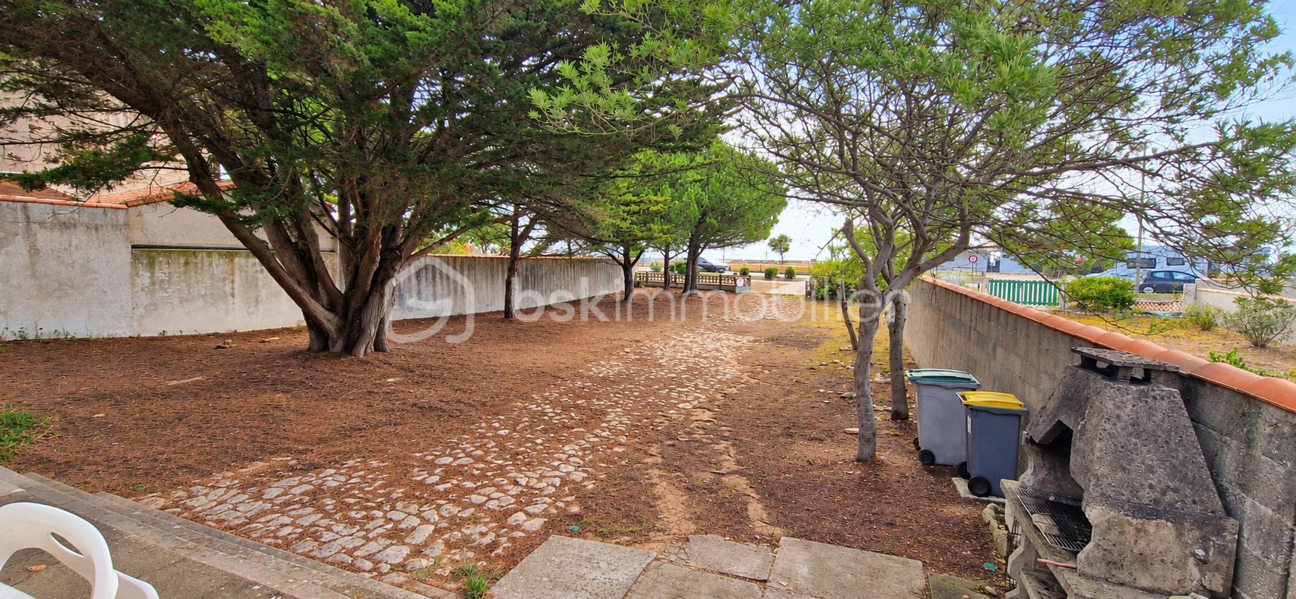 Jardin méditerranéen ombragé sans voiture.png