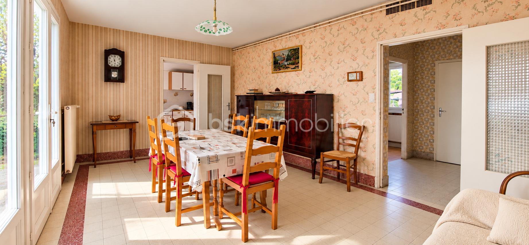 Salle à manger rétro lumineuse et chaleureuse.png