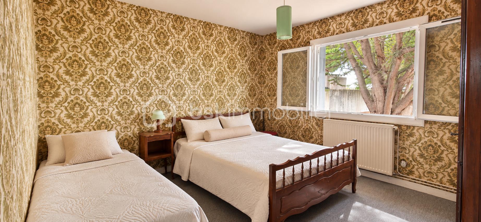 Chambre vintage lumineuse aux deux lits.png