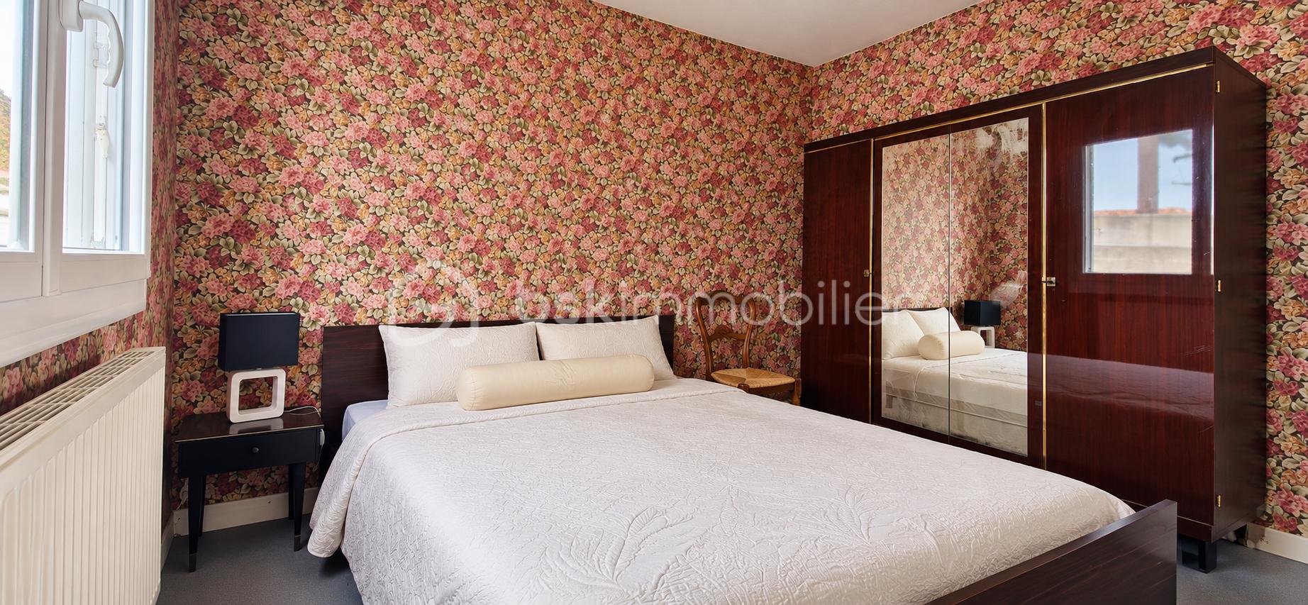 Chambre vintage fleurie et soignée.png