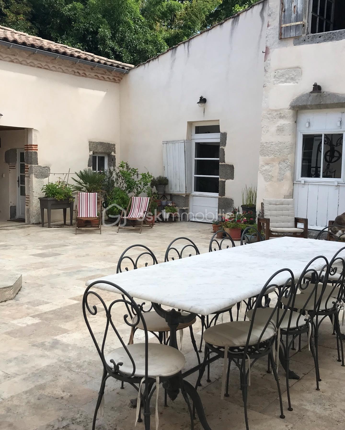12-LE SINANGE_Cour intérieure.jpg
