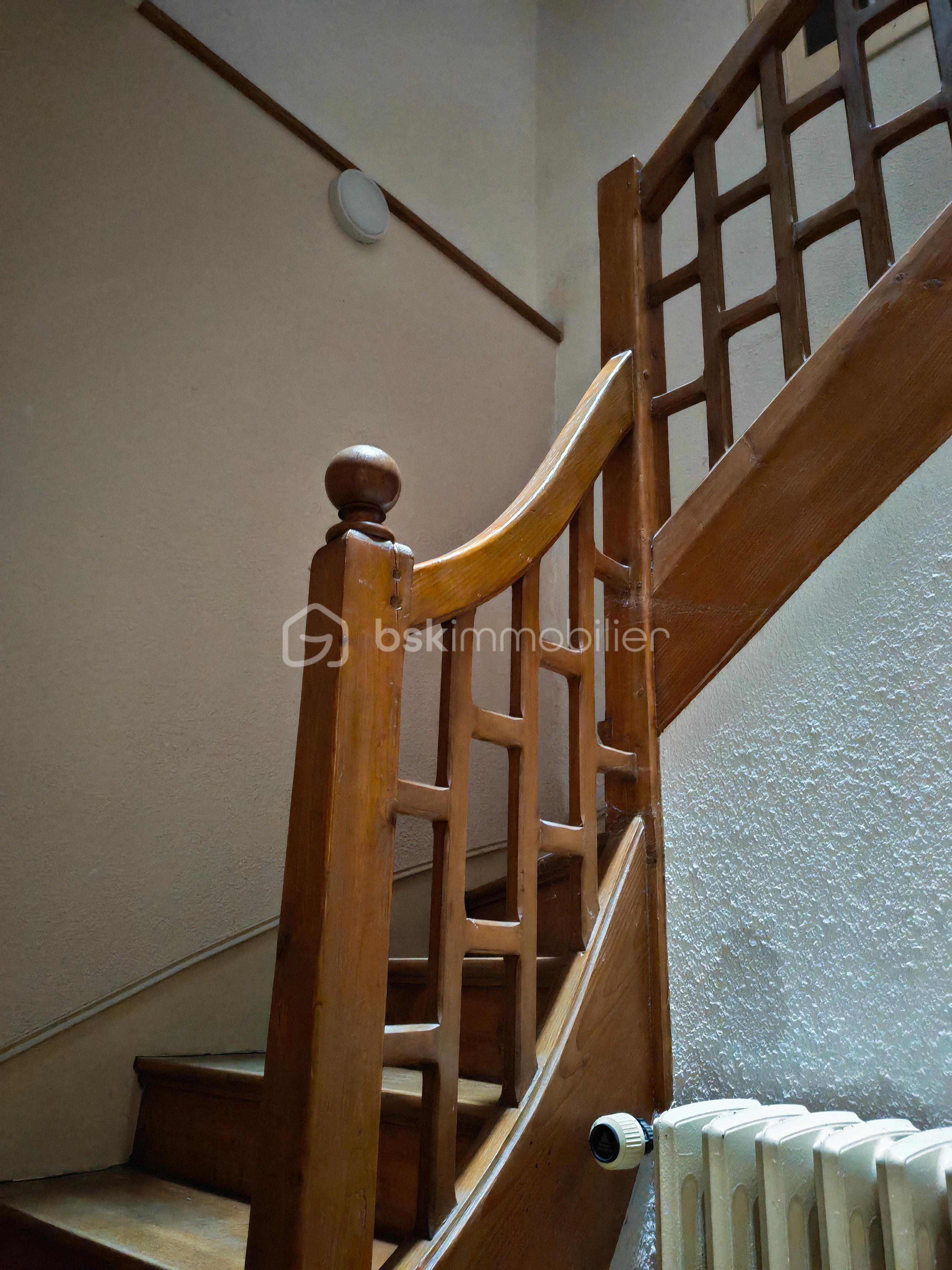 Maison de 153 m² - montée éscalier.jpg
