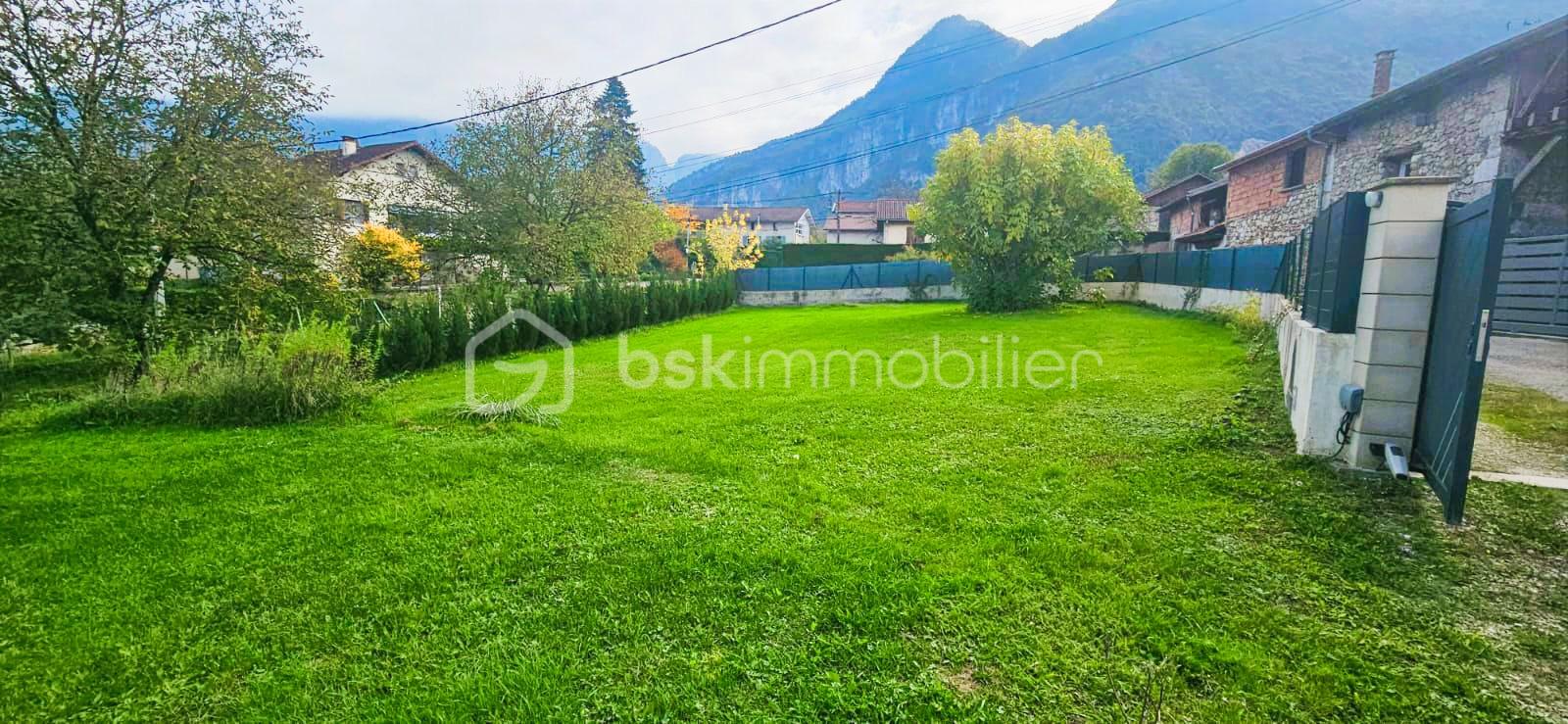 Terrain de 699,99 m² - WhatsApp Image 2025-10-21 à 00.44.00_fd6d0feb.jpg