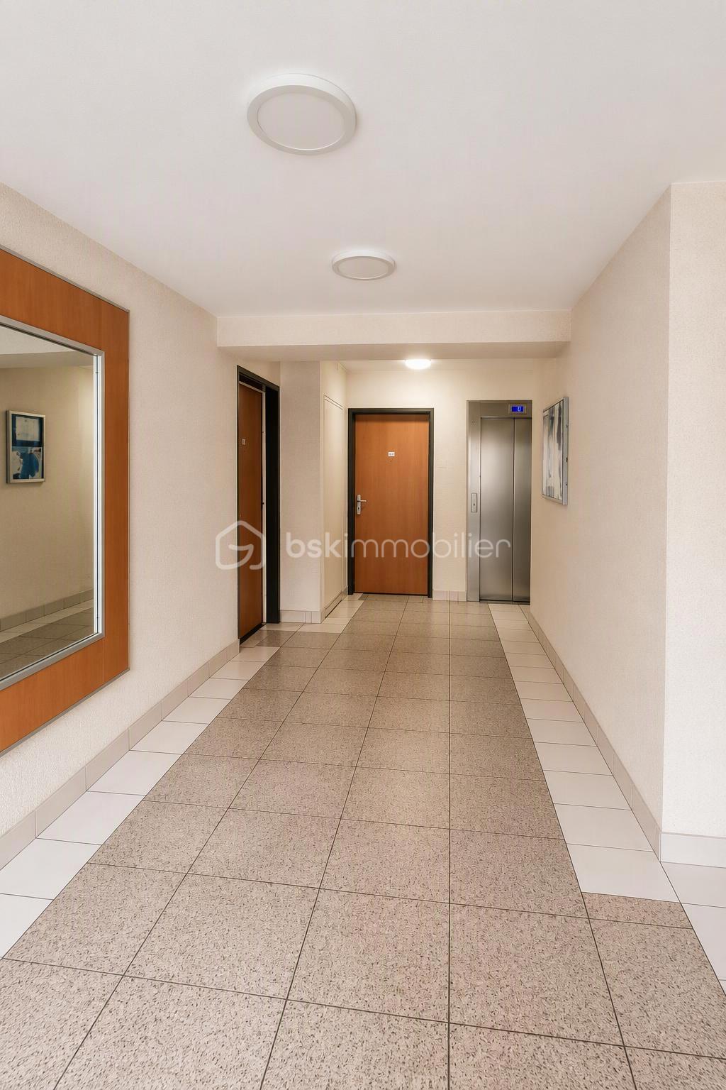 20 Hall entrée immeuble.jpeg
