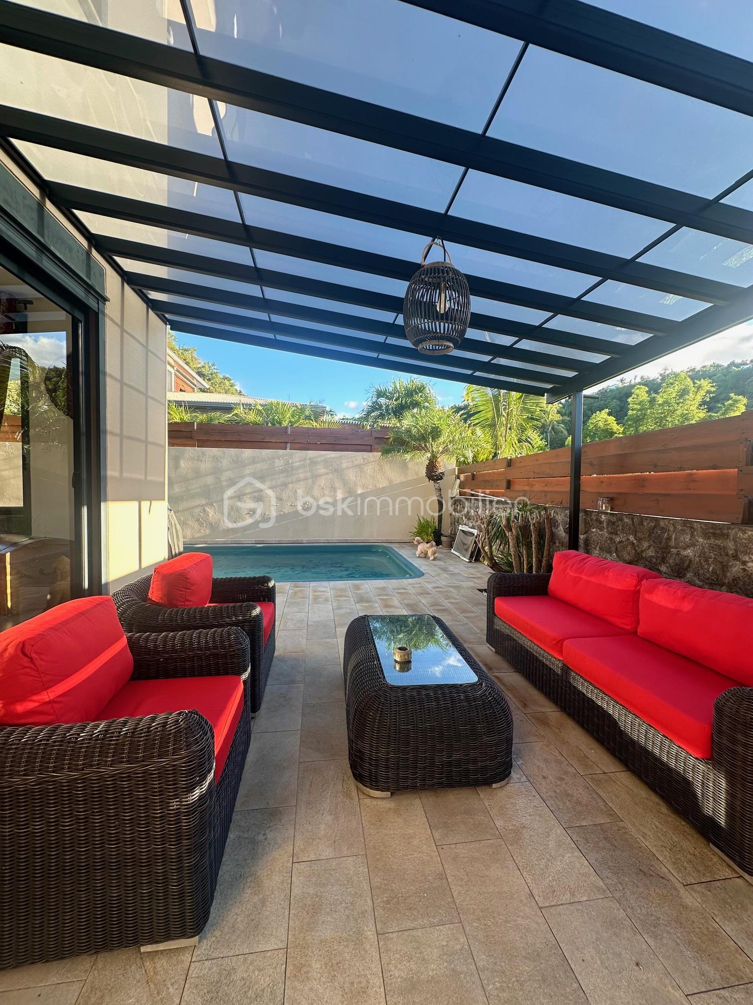 Maison contemporaine de 176 m² - 3- PERGOLA 1- SALON ROUGE & PISCINE.jpg