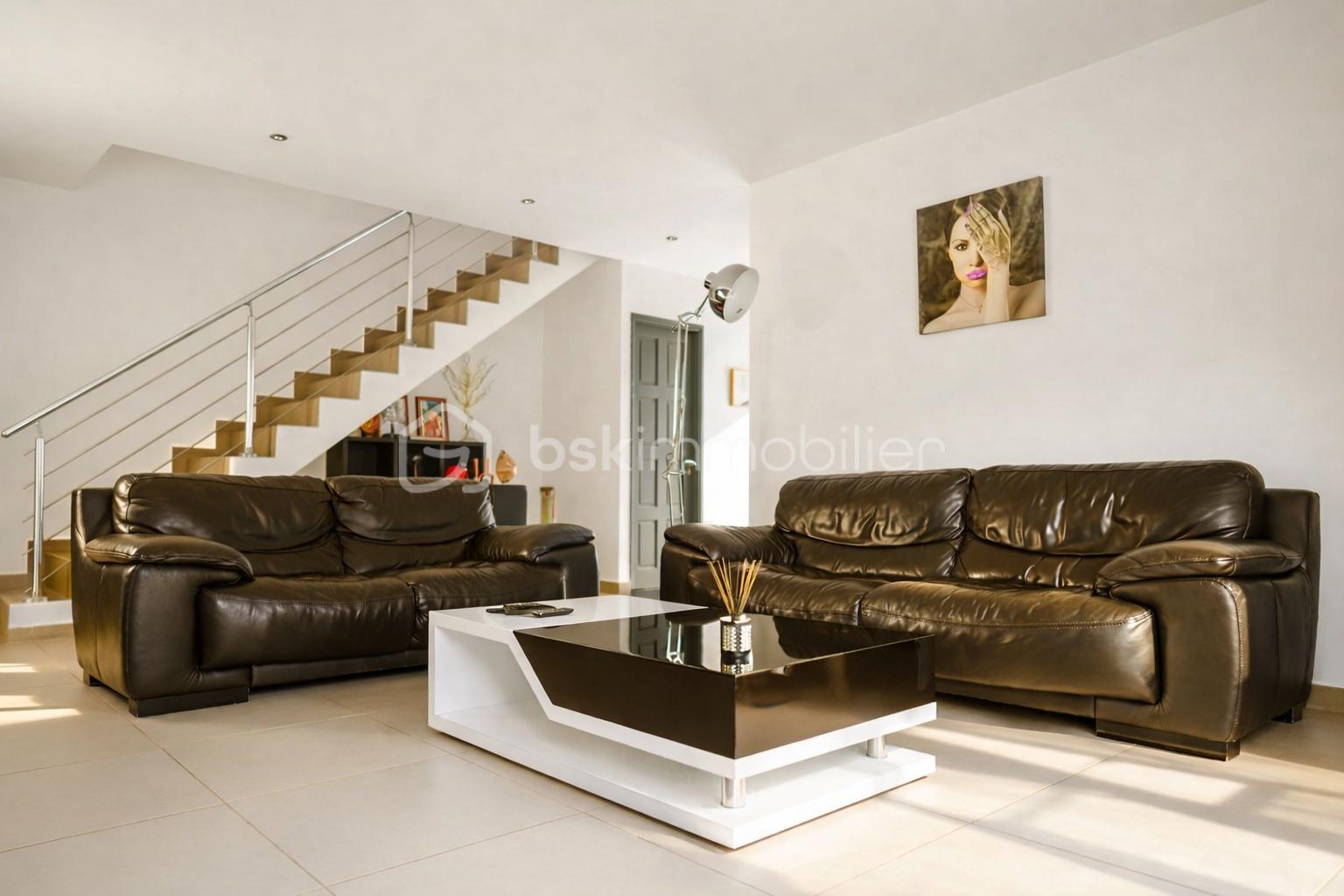 Maison contemporaine de 176 m² - 5-Salon moderne et lumineux.png