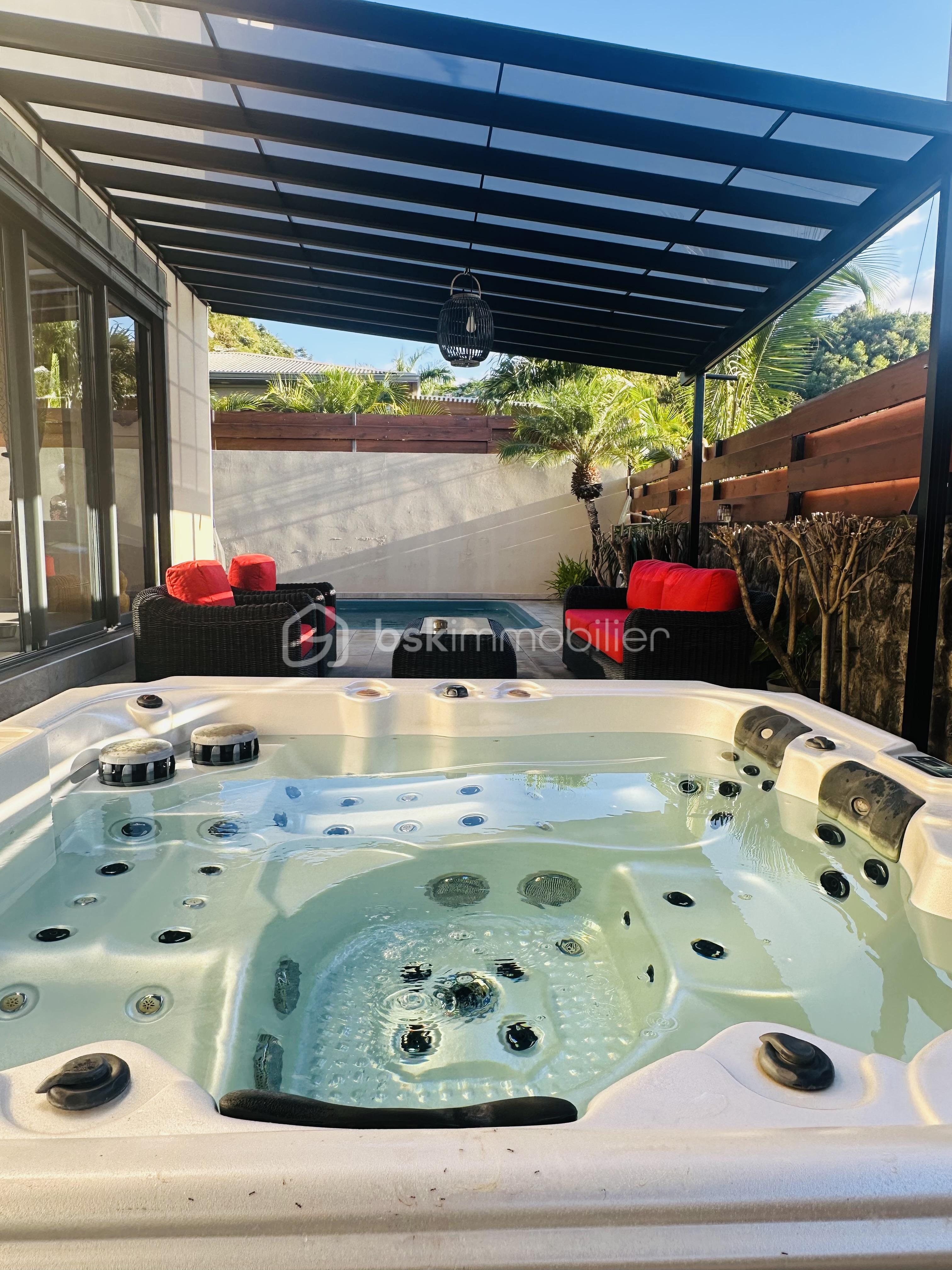 Maison contemporaine de 176 m² - 4- SPA VUE PRES.jpg