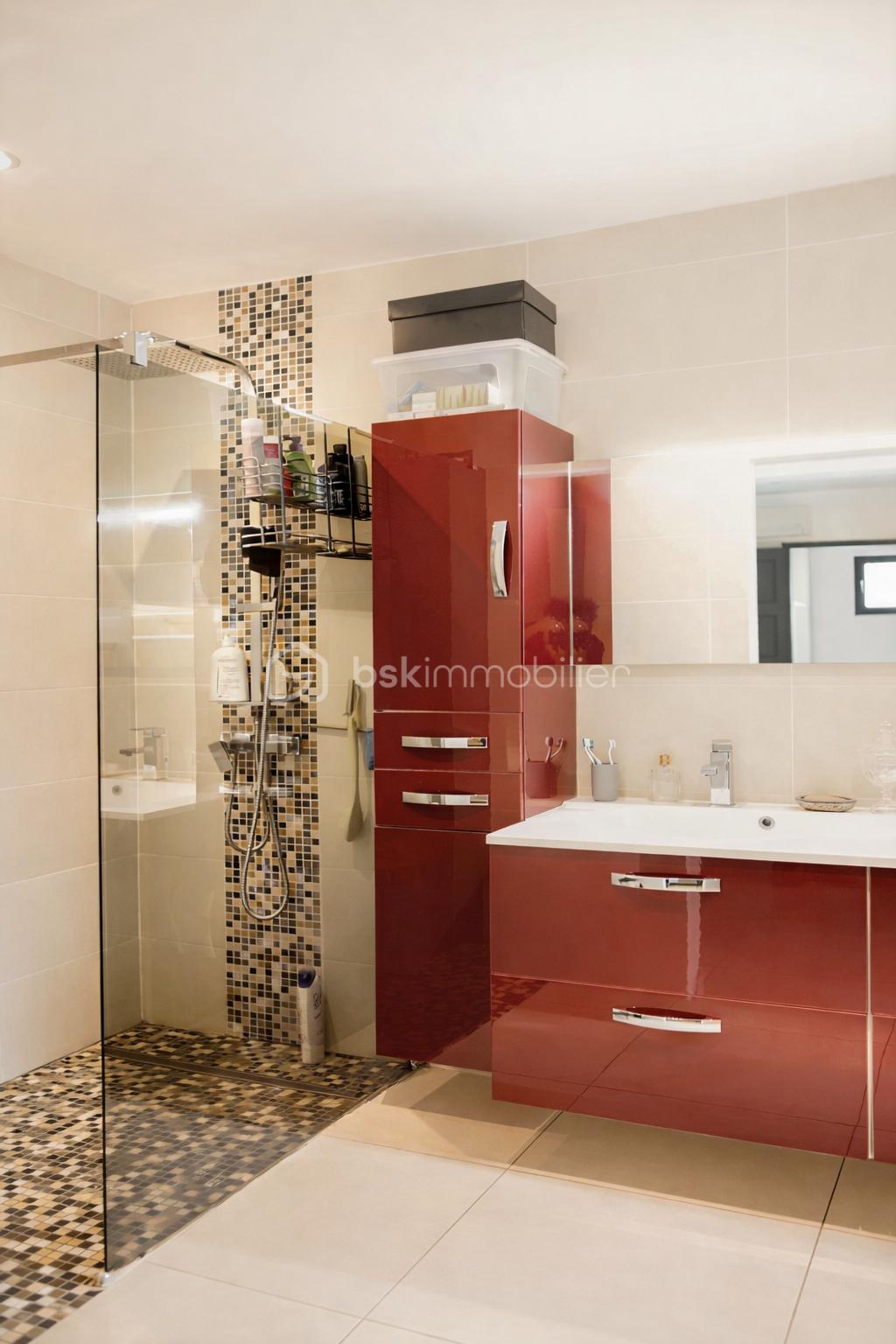 Maison contemporaine de 176 m² - Salle de bain moderne et lumineuse (1).png