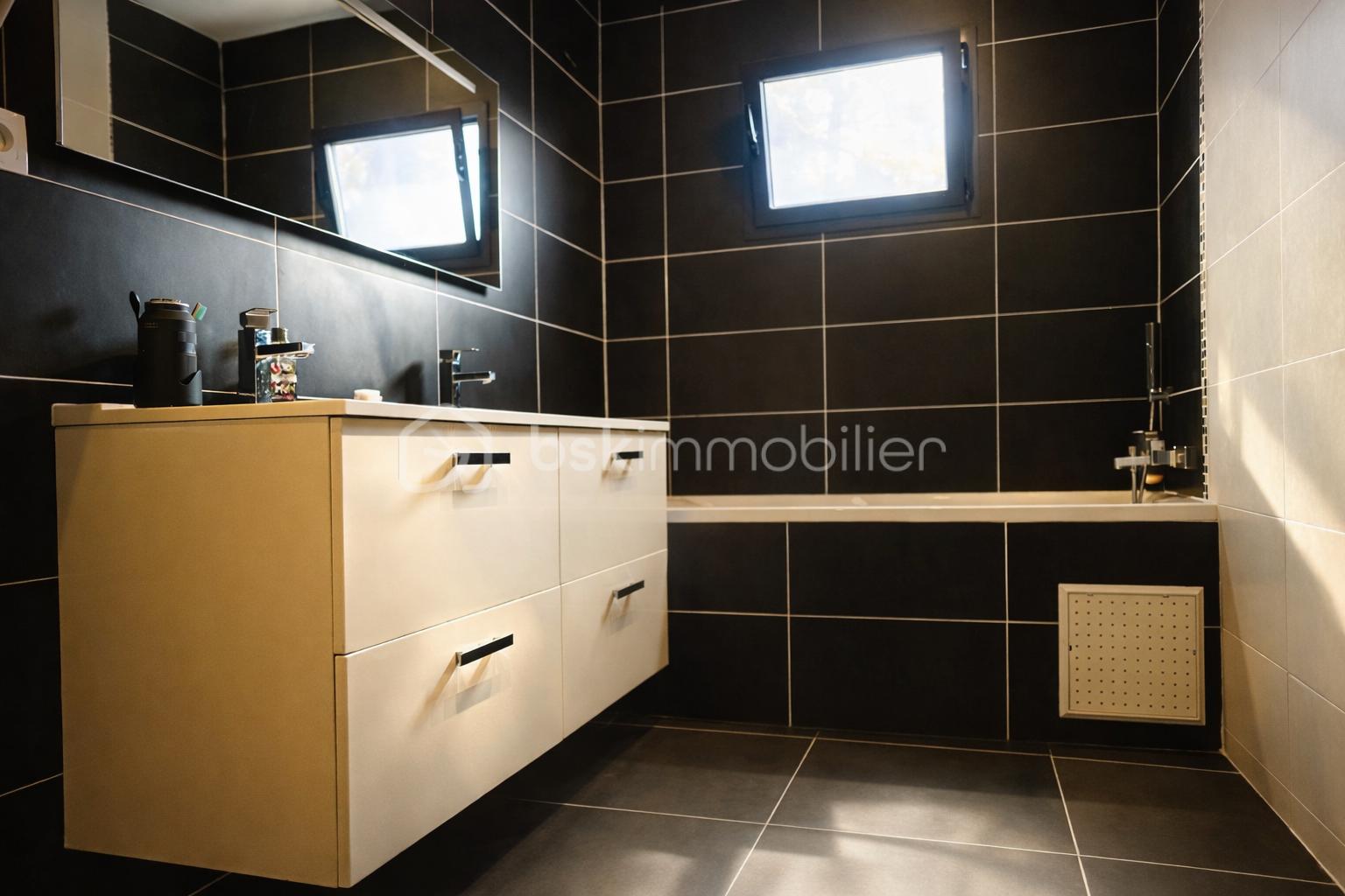 Maison contemporaine de 176 m² - Salle de bain moderne et lumineuse.png