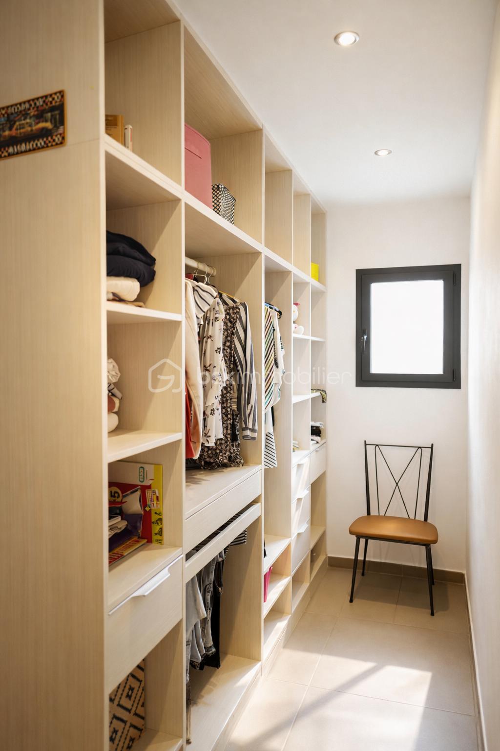 Maison contemporaine de 176 m² - DRESSING CHAMBRE FILLE.png