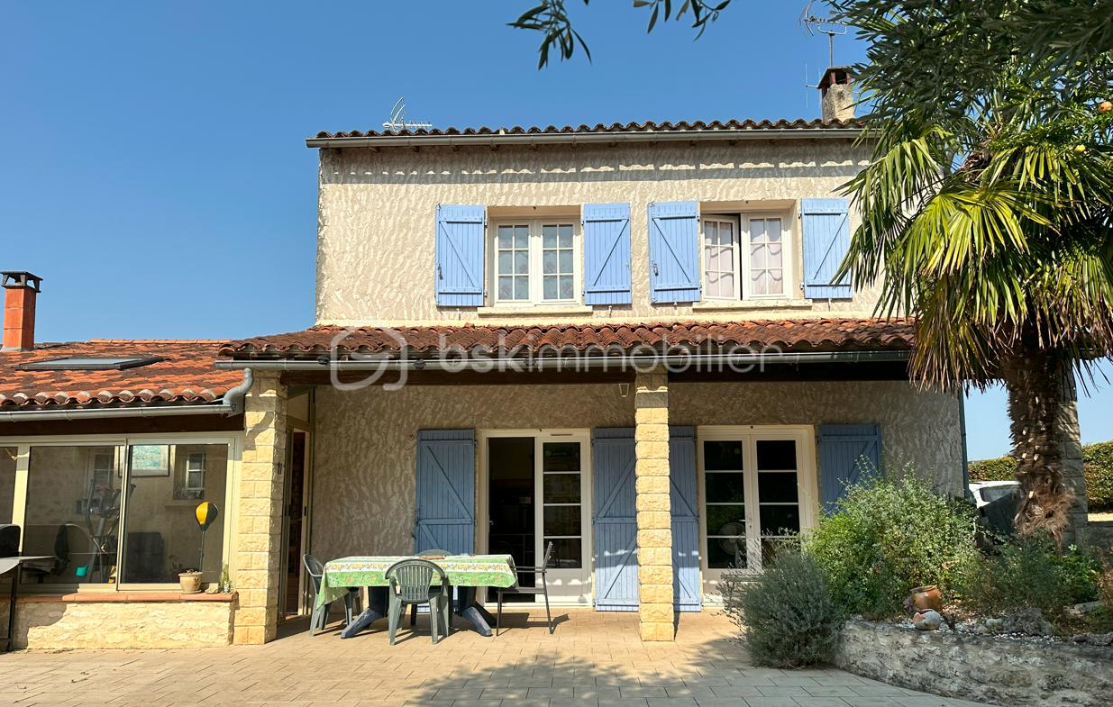 Maison traditionnelle de 164 m² - cour sans BBQ.png