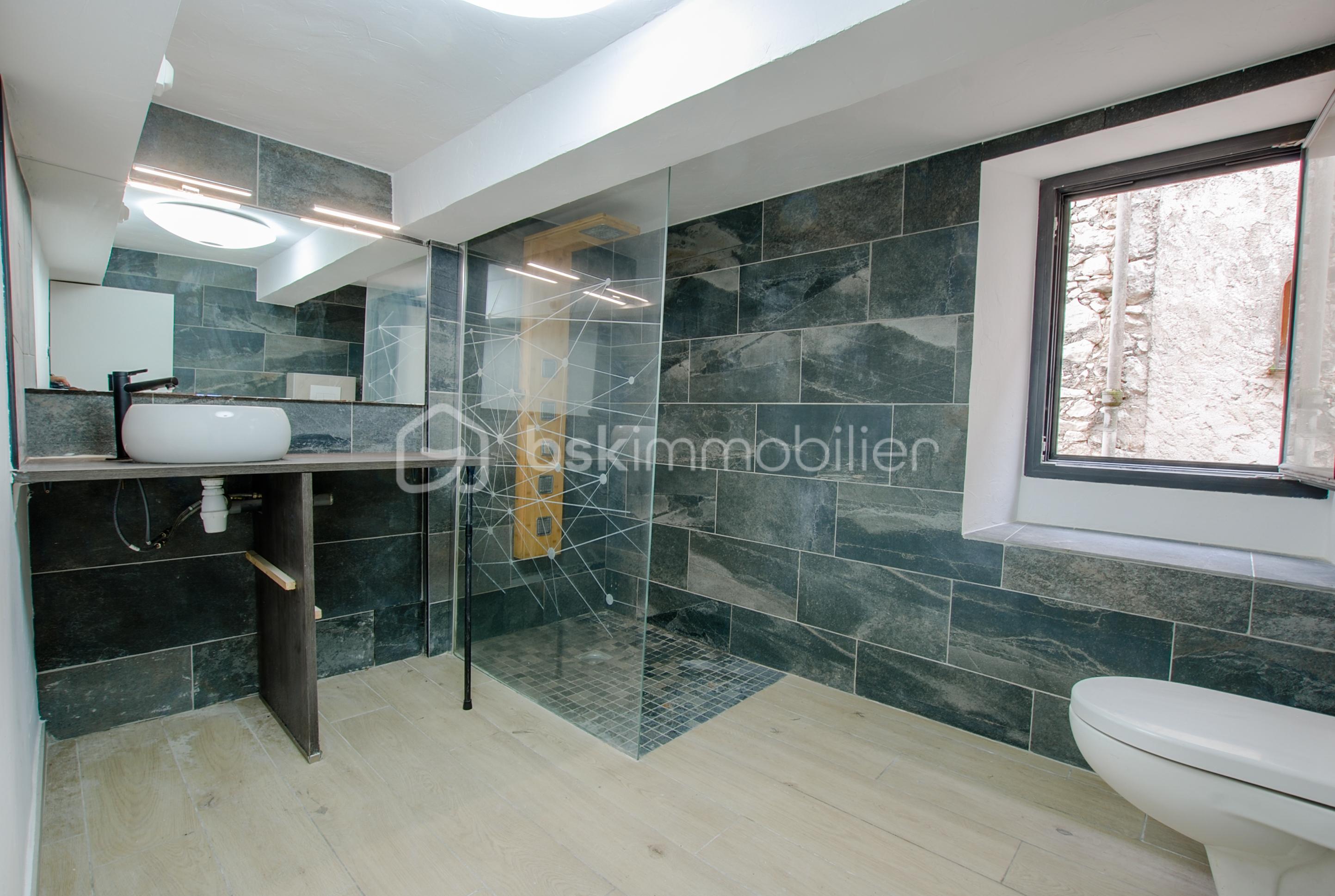 9B_ Salle de douche avec WC.jpg