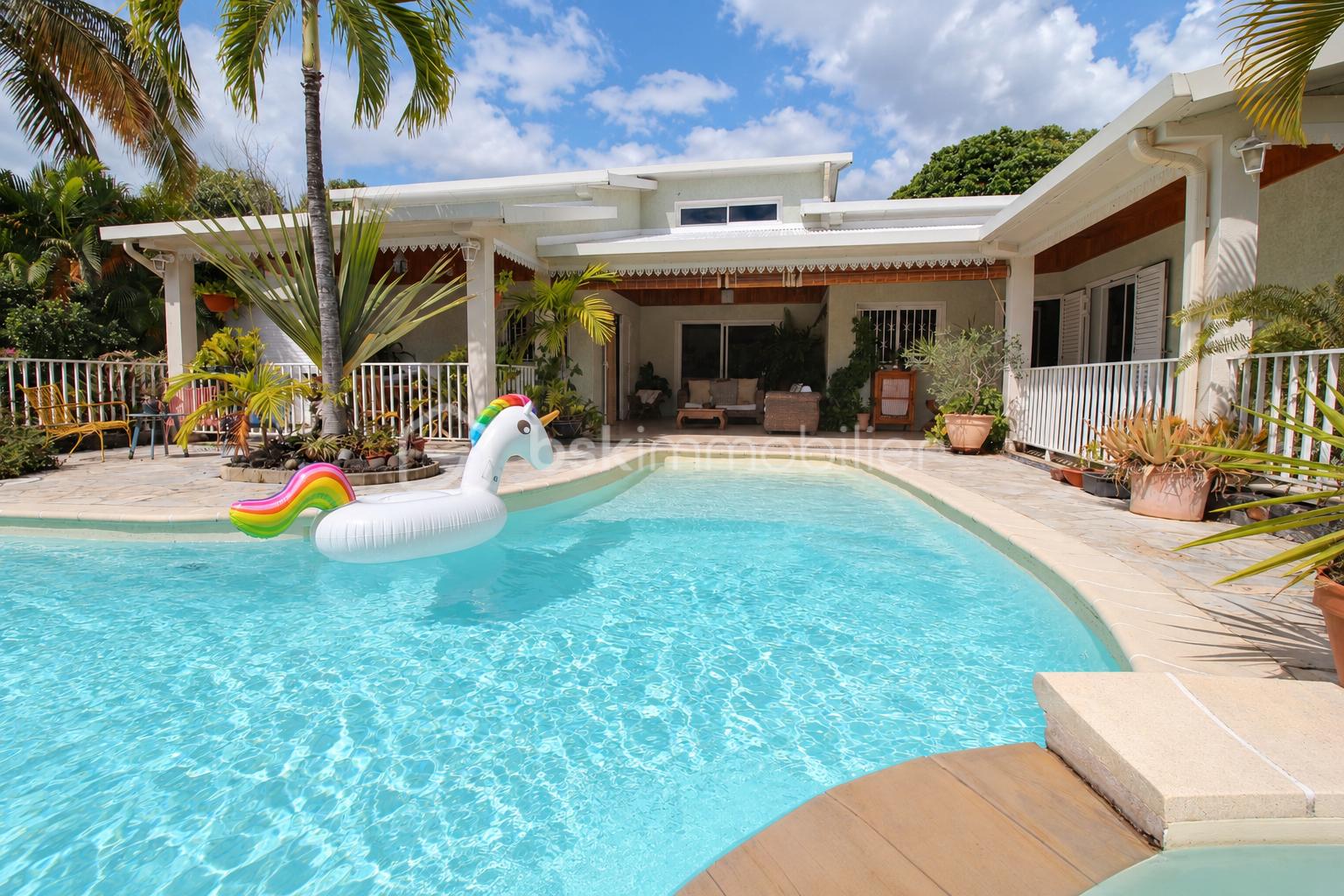 Piscine tropicale et patio ensoleillé 3 MODIF.png