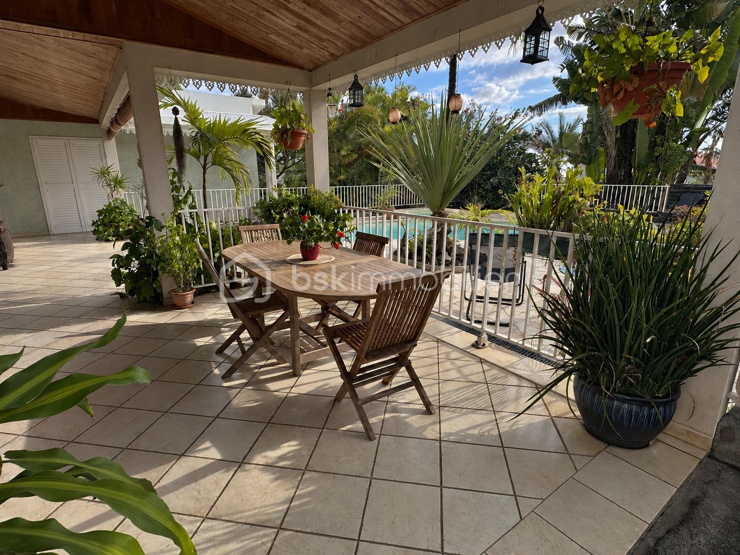 Véranda tropicale paisible au bord de la piscine.png