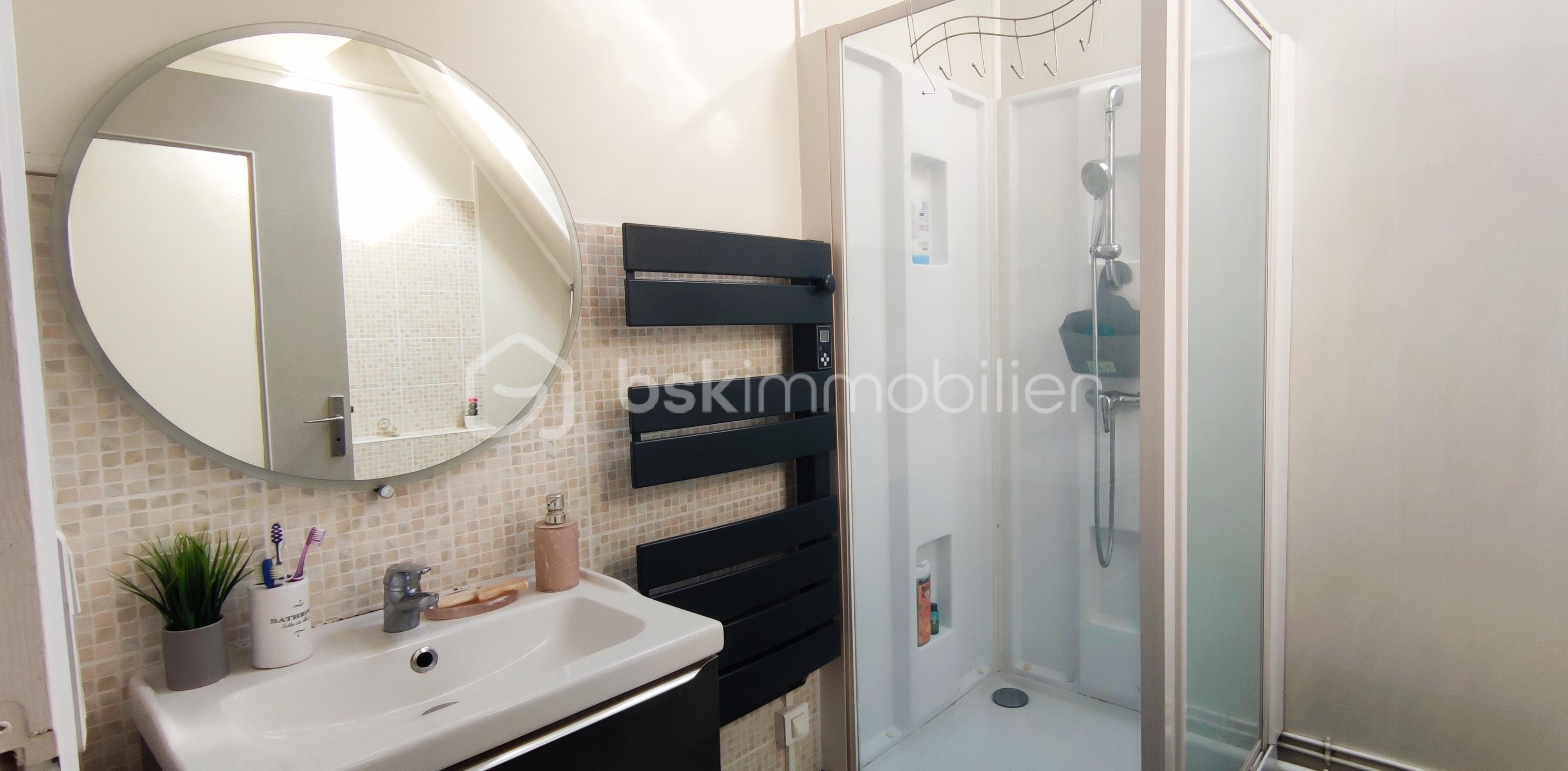 Propriete de 146 m² - salle de douche haut.jpg