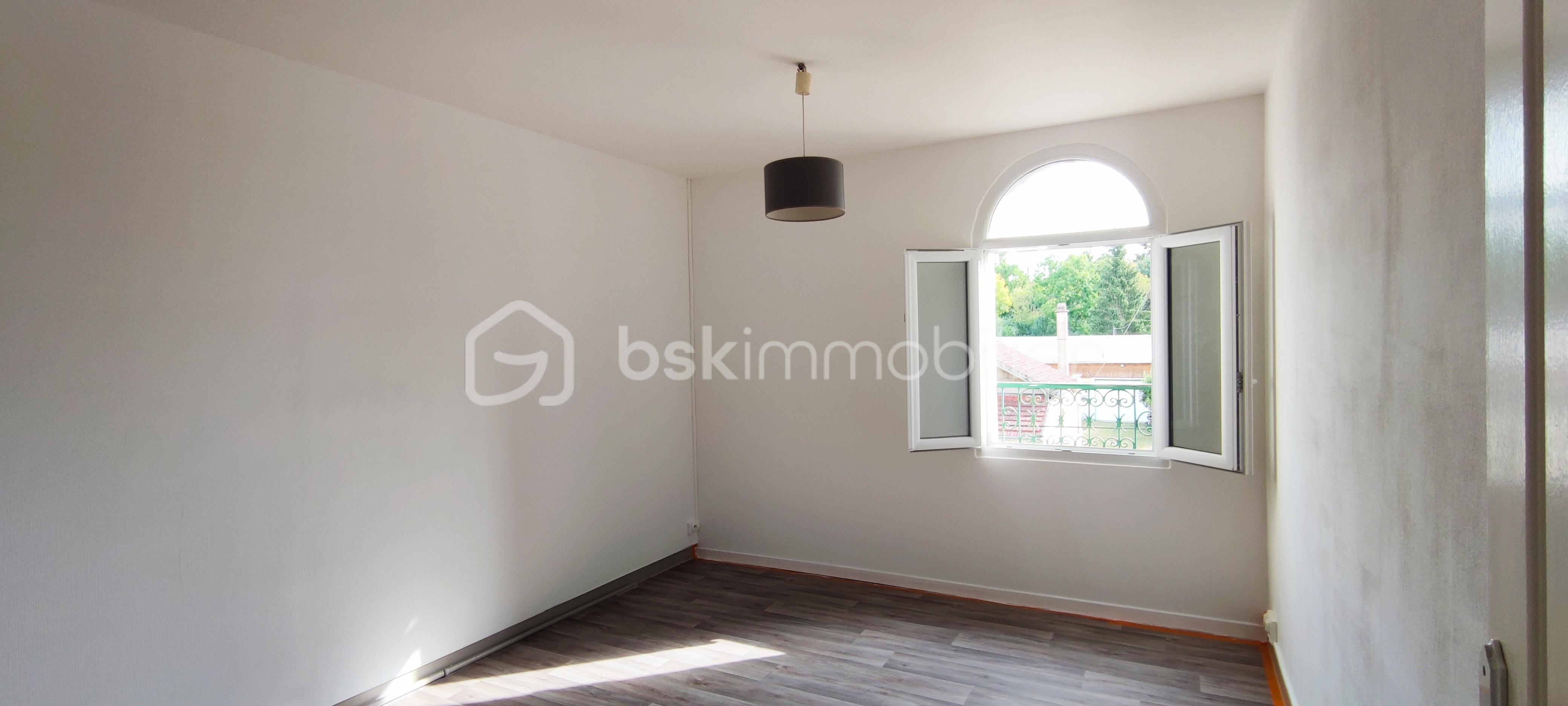 Propriete de 146 m² - chambre coté rue haut.jpg