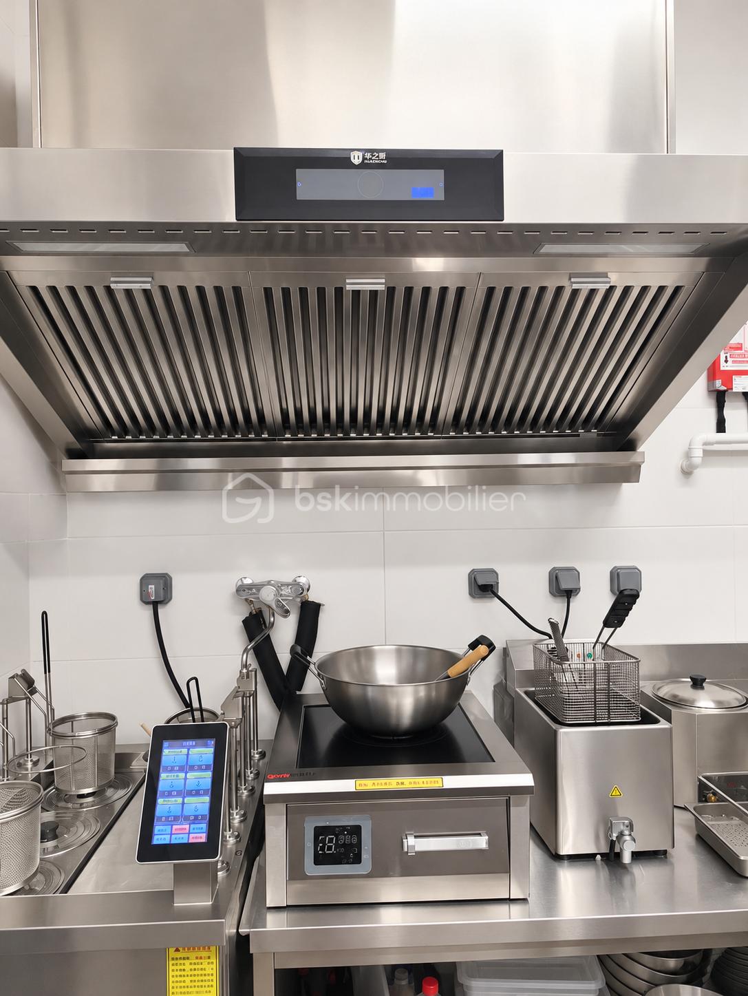Station de cuisine professionnelle impeccable.png
